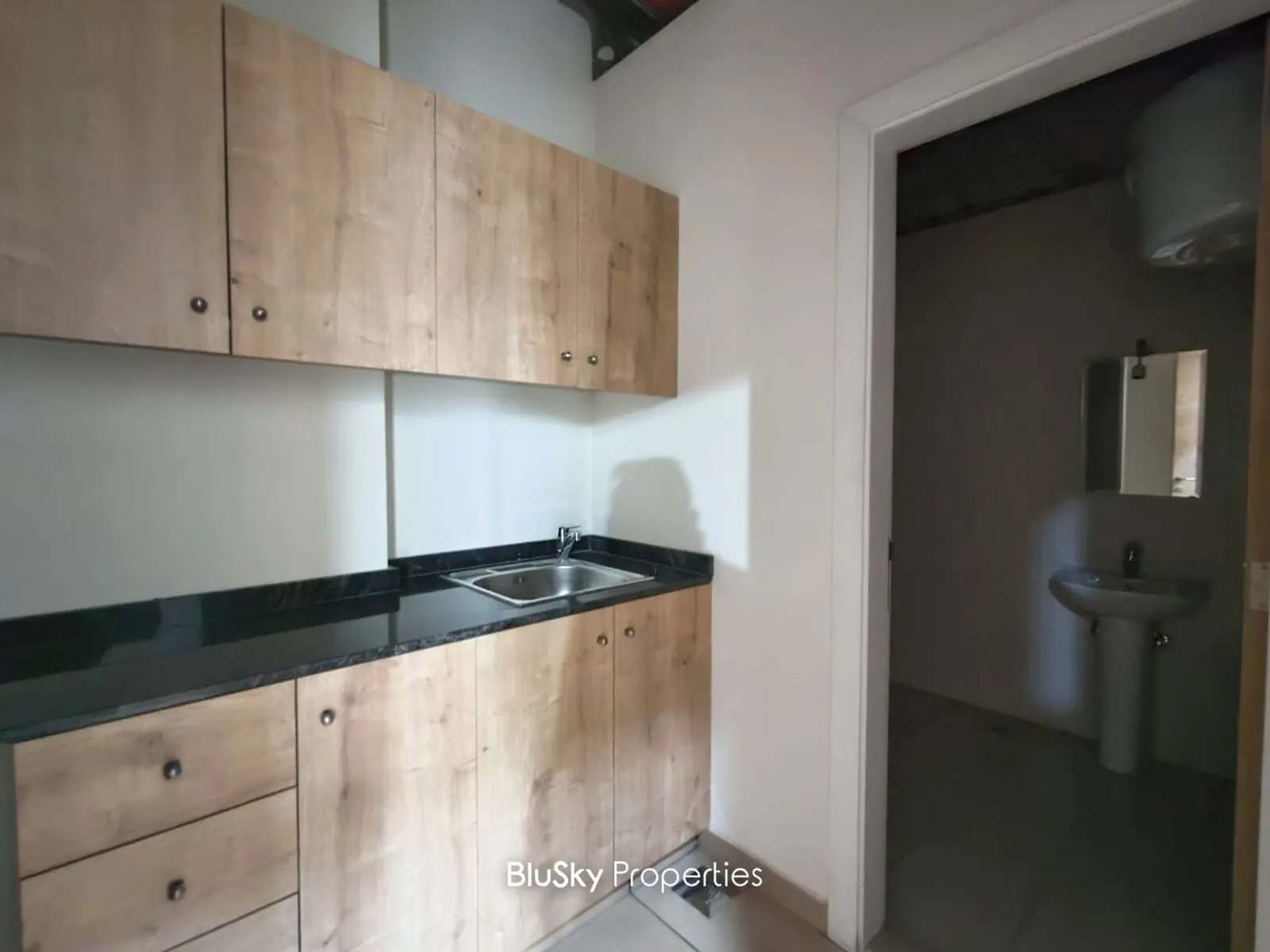 Office 68m² for Rent in Kfarhbab — الصورة 3
