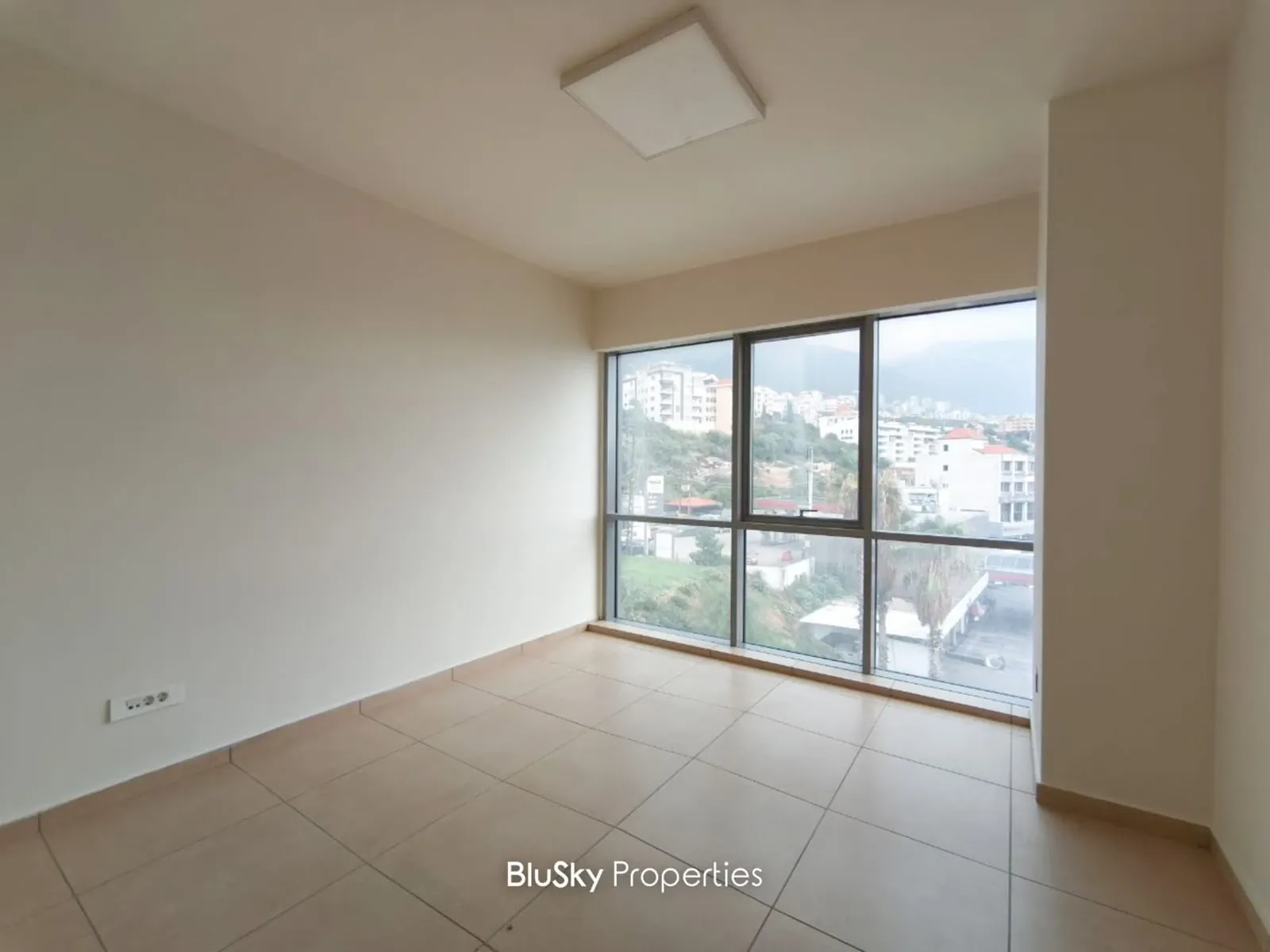 Office 90m² for Rent in Kfarhbab