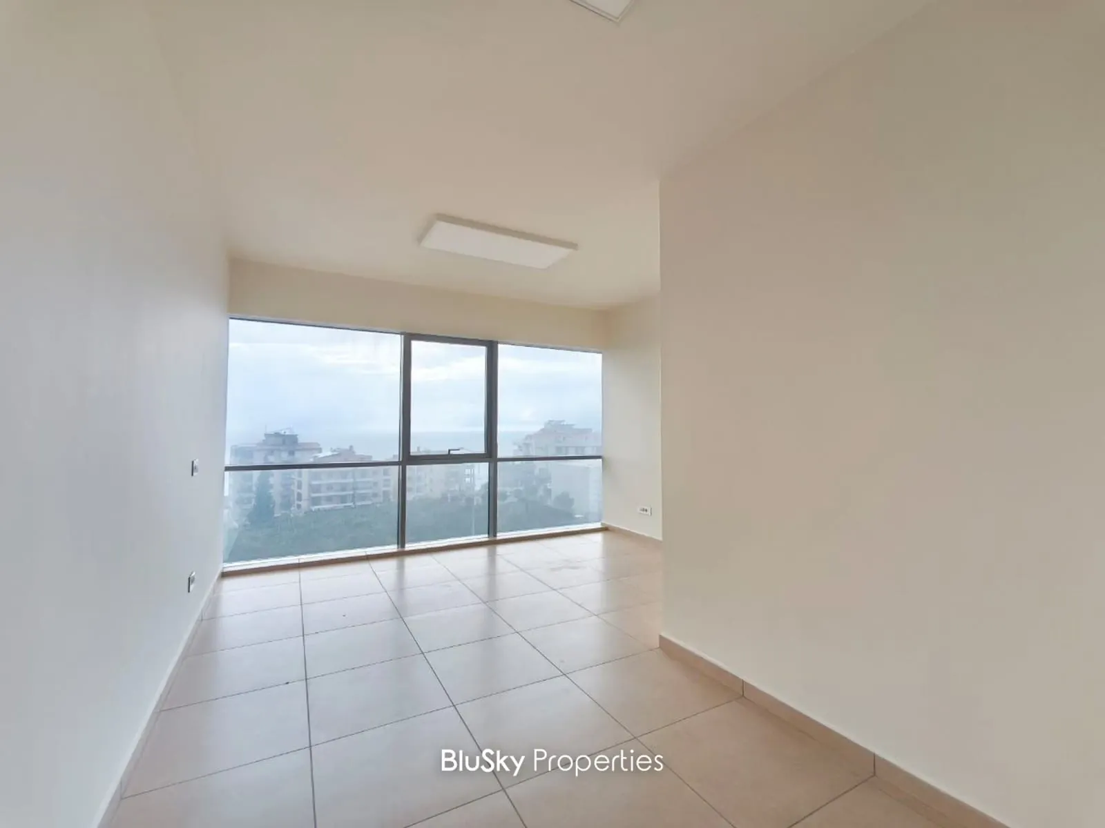 Office 90m² for Rent in Kfarhbab — الصورة 2