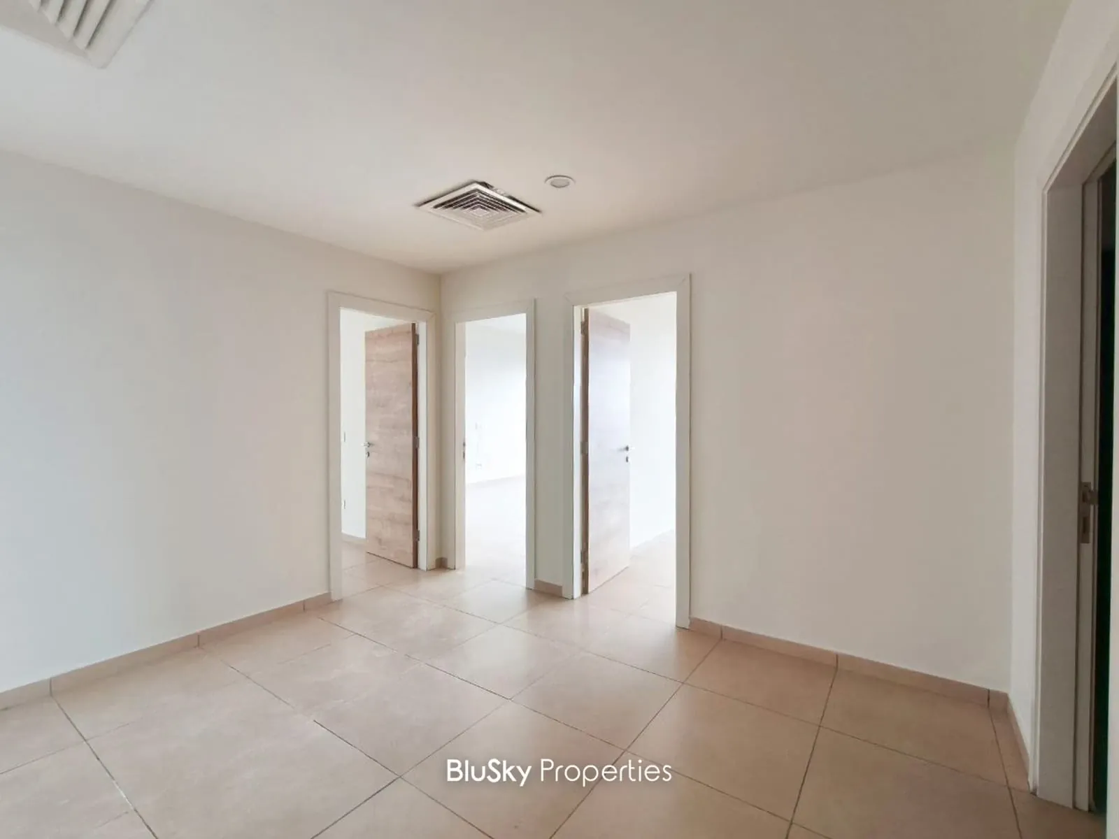 Office 90m² for Rent in Kfarhbab — الصورة 4
