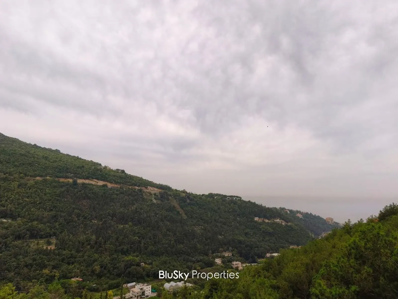 Apartment 127m² with Roof for Sale in Kfour — photo 2
