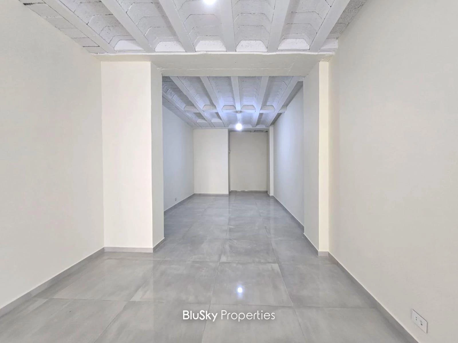 Shop 100m² Terrace for Rent in Mansourieh