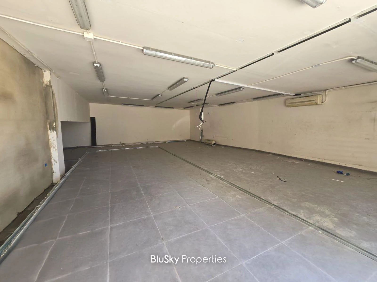 Shop 100m² for Rent in Mansourieh