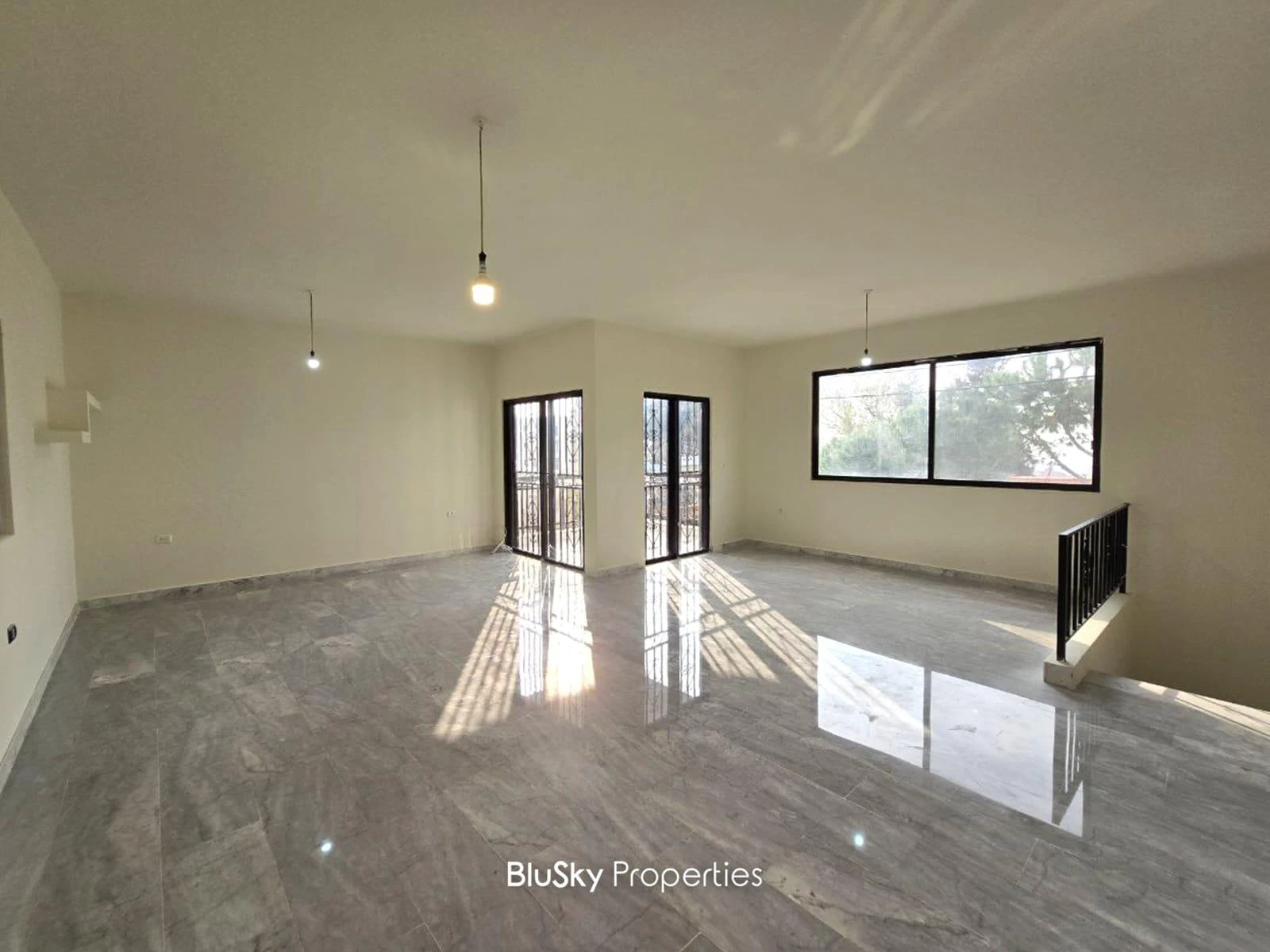 Duplex 165m² Terrace for Rent in Mansourieh