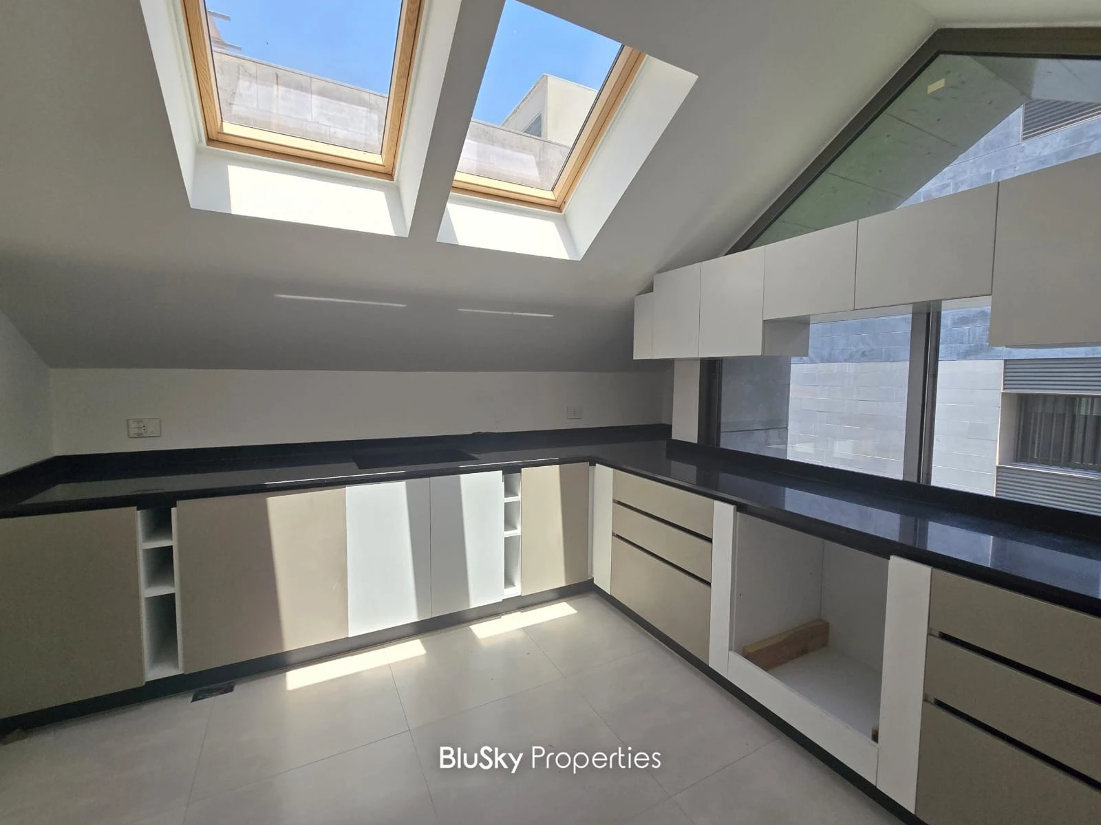 Duplex 257m² with Sea View for Sale in Mansourieh — photo 4