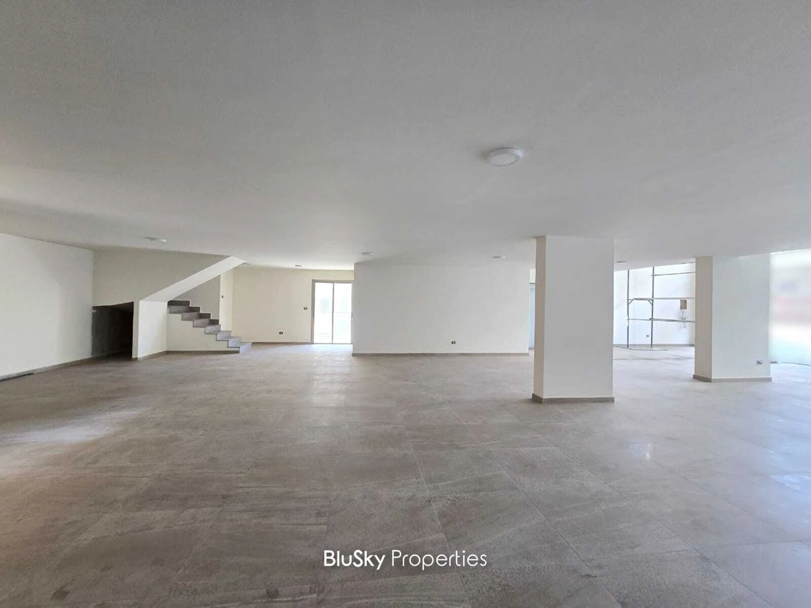 Showroom 500m² for Rent in Mansourieh