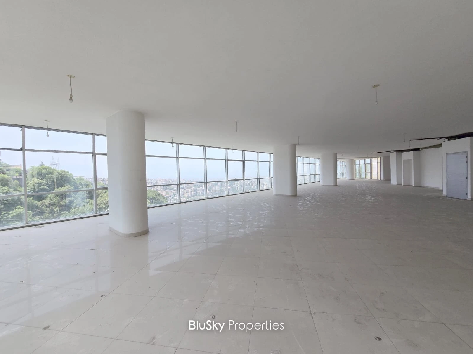 Office 640m² for Rent in Mansourieh
