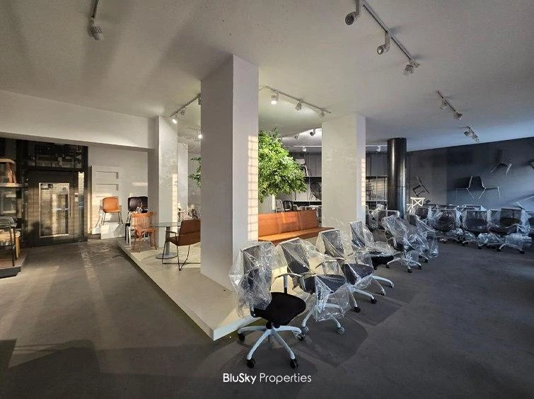 Showroom 700m² for Rent in Mansourieh