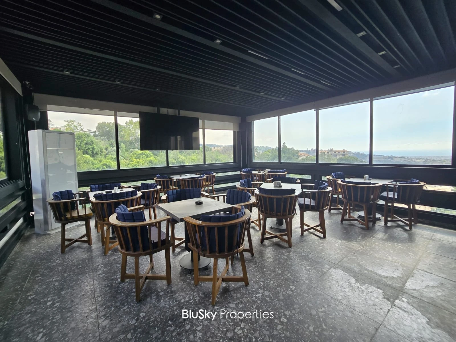 Shop 90m² with Terrace for Rent in Mansourieh