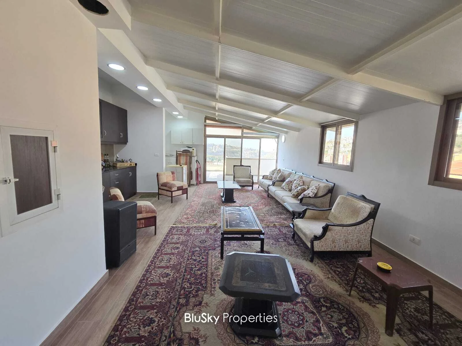 Apartment 90m² Terrace for Rent in Mansourieh