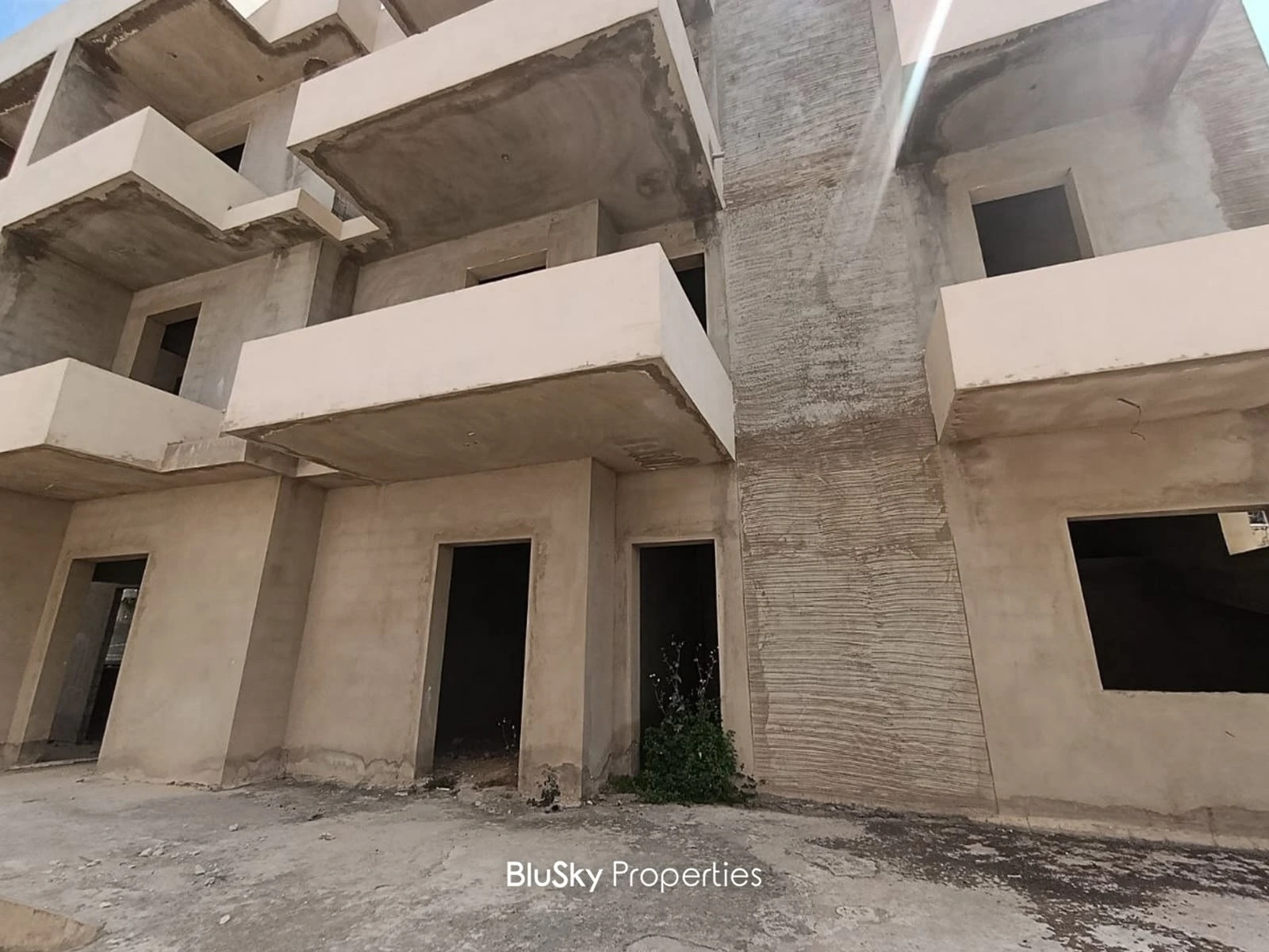 Building 1,370m² for Sale in Mastita