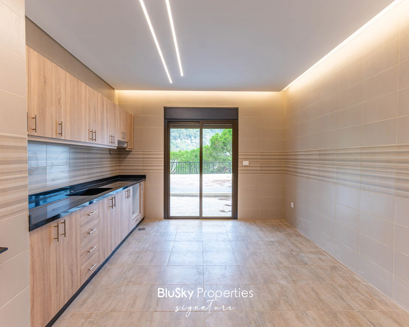 Apartment 200m² with Terrace for Sale in Mar Chaaya — الصورة 3