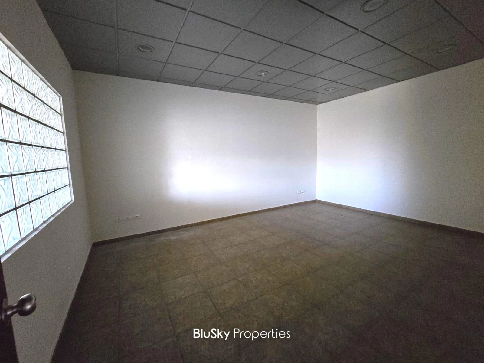 Office 103m² for Rent in Mkalles — الصورة 4