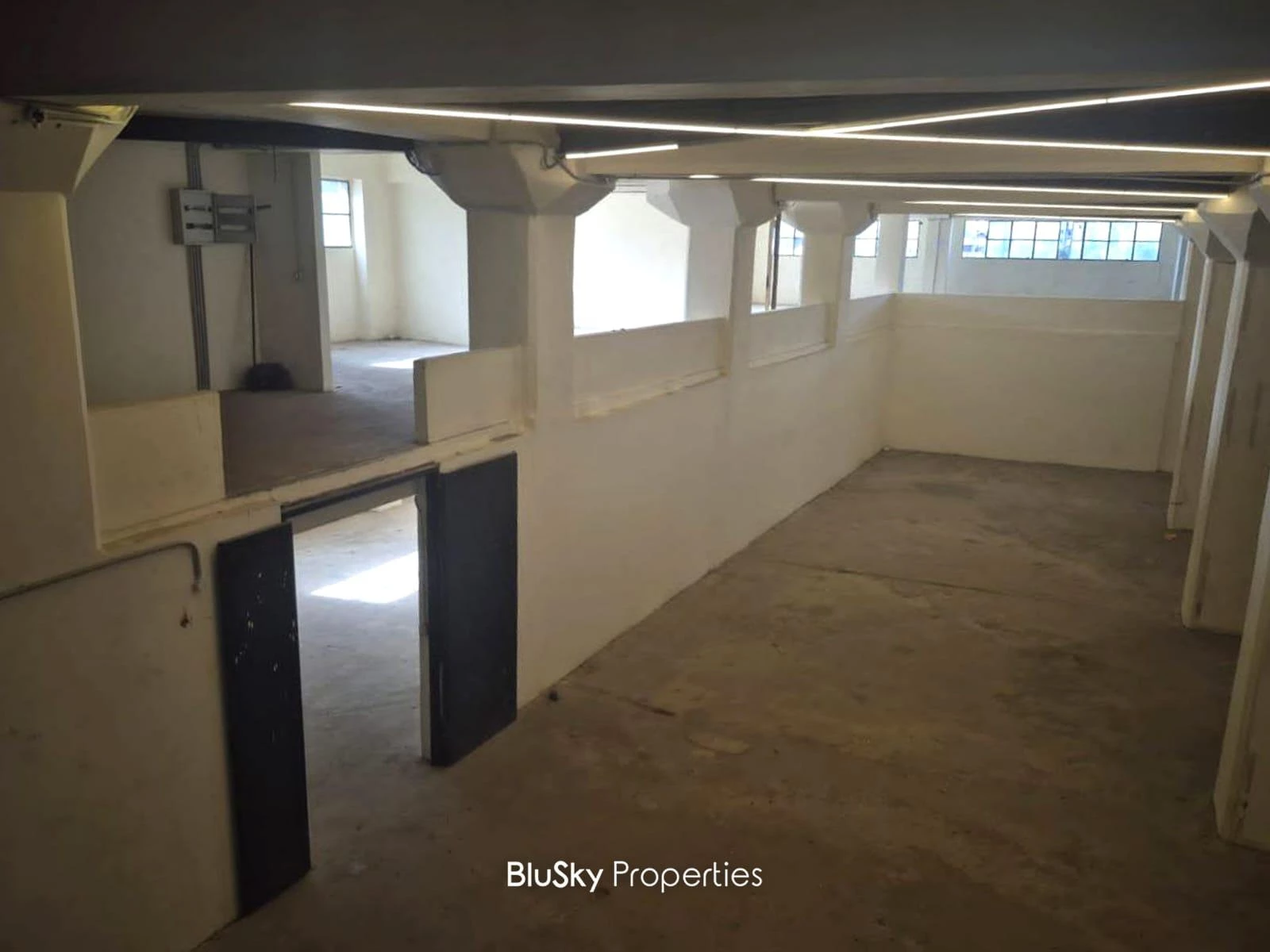 Warehouse 1150m² for Rent in Mkalles — الصورة 2
