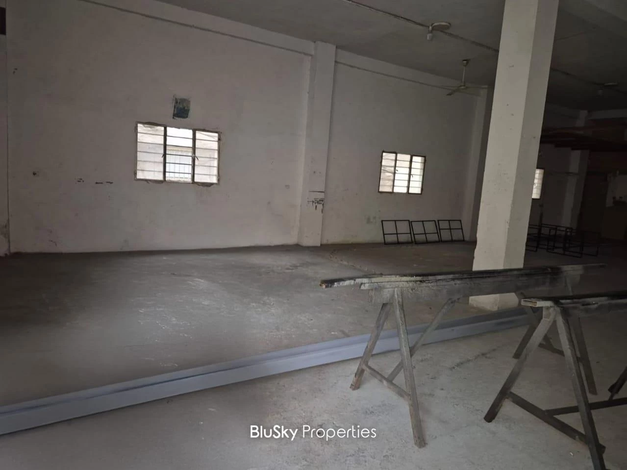 Warehouse 260m² for Rent in Mkalles