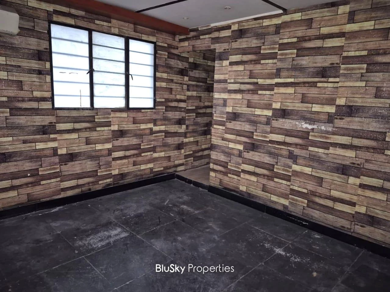 Warehouse 260m² for Rent in Mkalles — الصورة 2