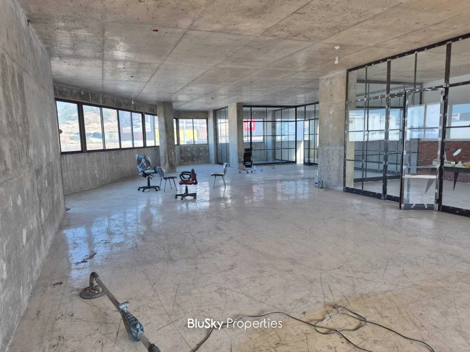 Office 400m² for Rent in Mkalles — photo 2