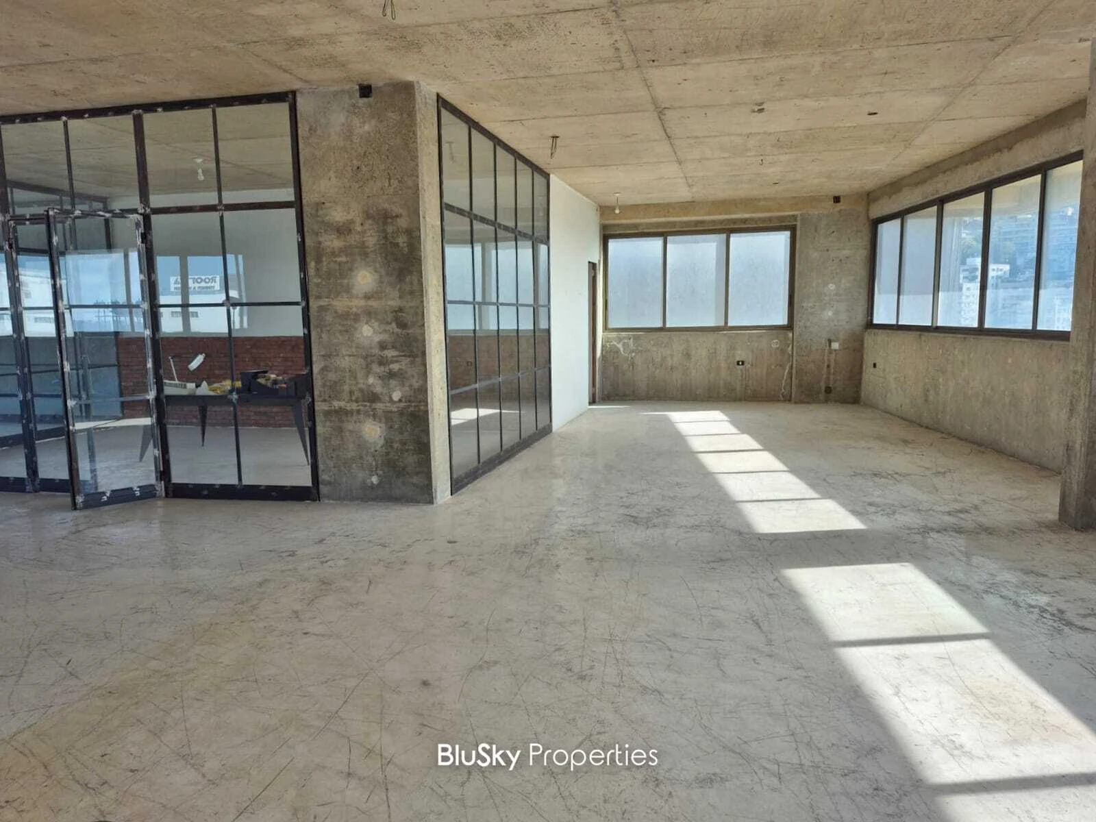 Office 400m² for Rent in Mkalles — photo 3