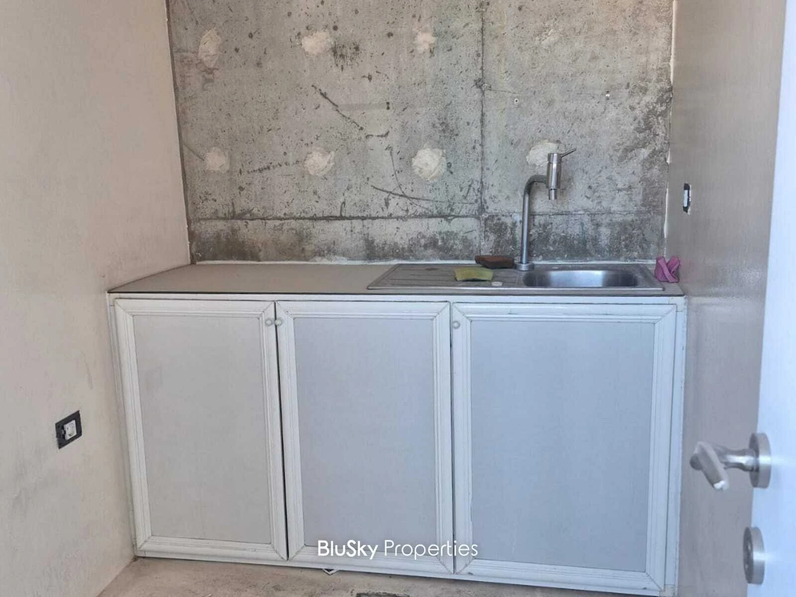 Office 400m² for Rent in Mkalles — photo 4