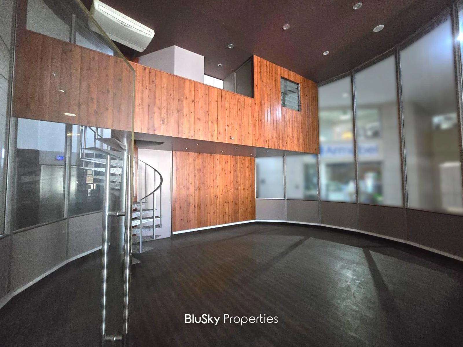 Shop 43m² for Rent in Mkalles — الصورة 1