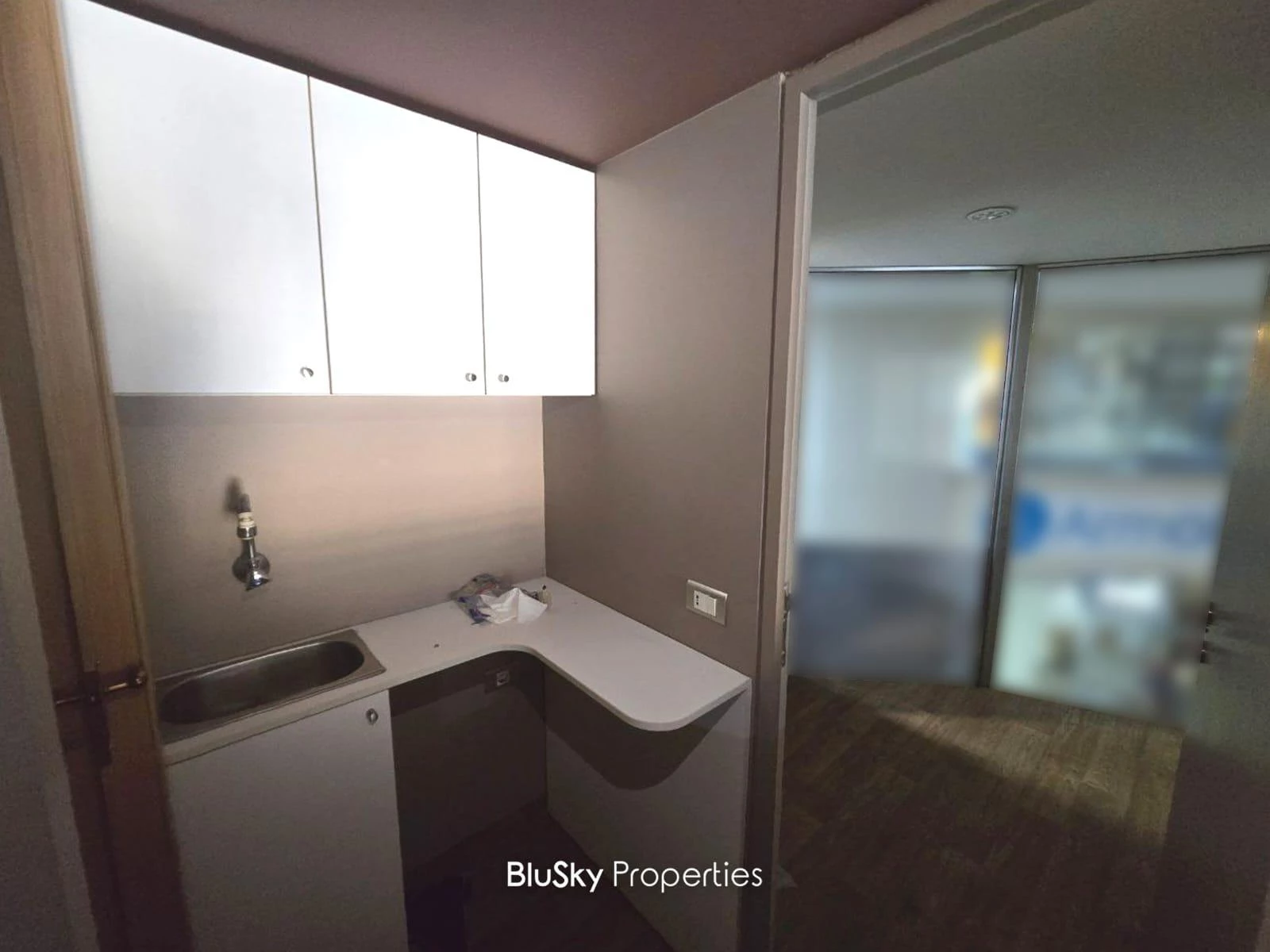 Shop 43m² for Rent in Mkalles — الصورة 4