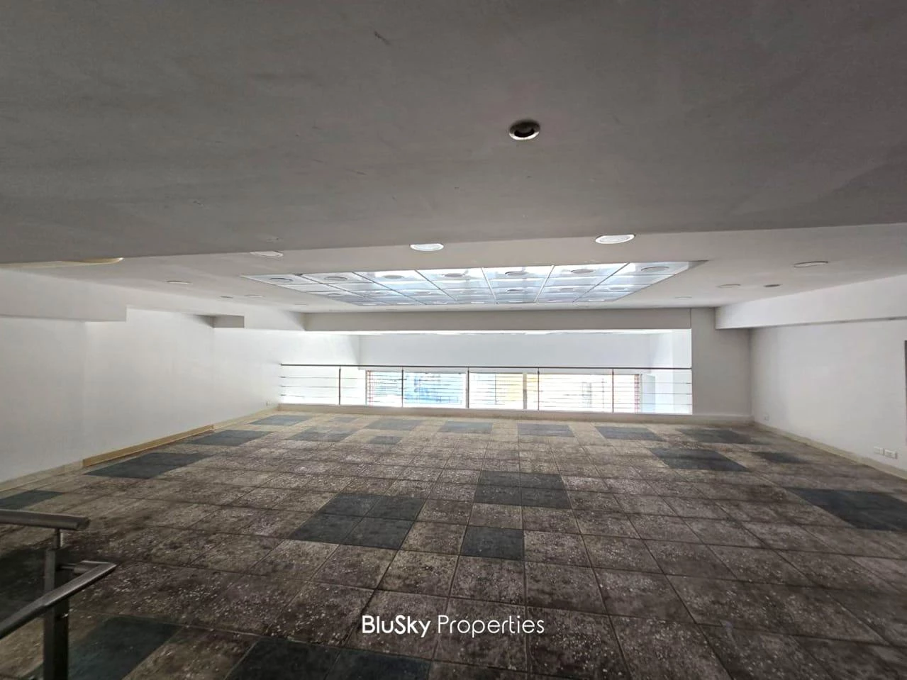 Shop 500m² for Rent in Mkalles — الصورة 2
