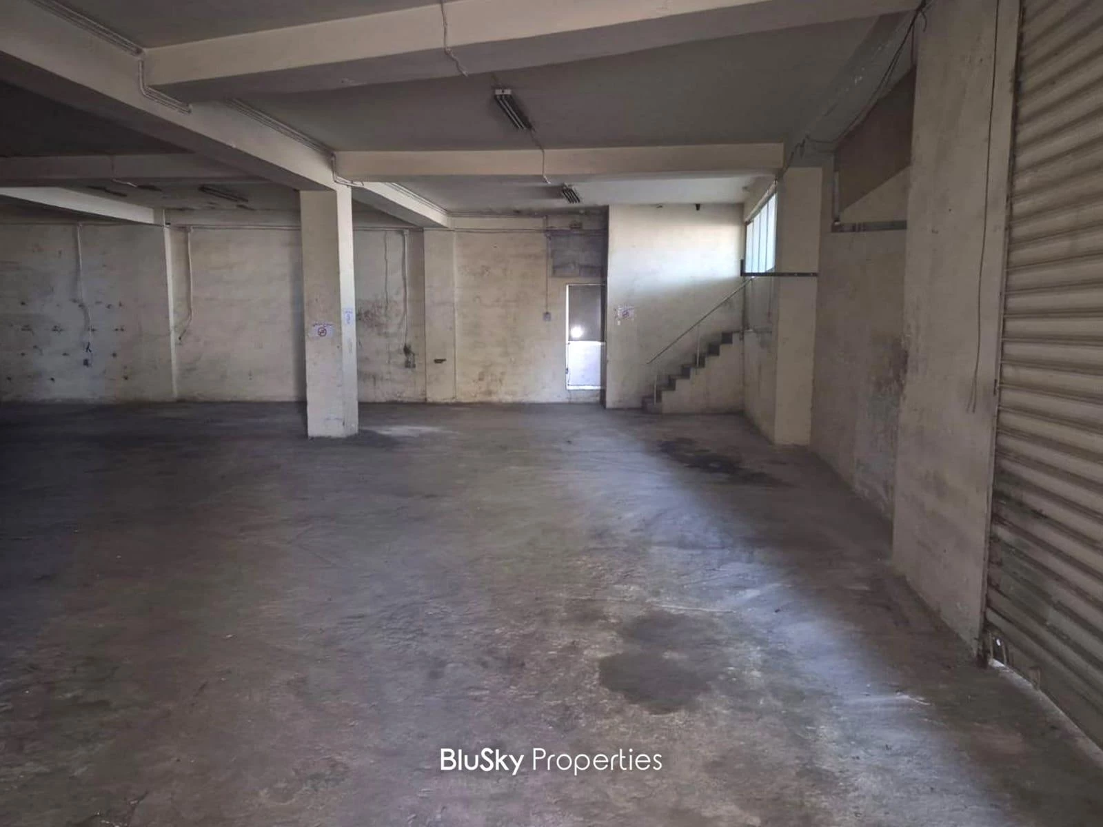 Warehouse 800m² for Rent in Mkalles