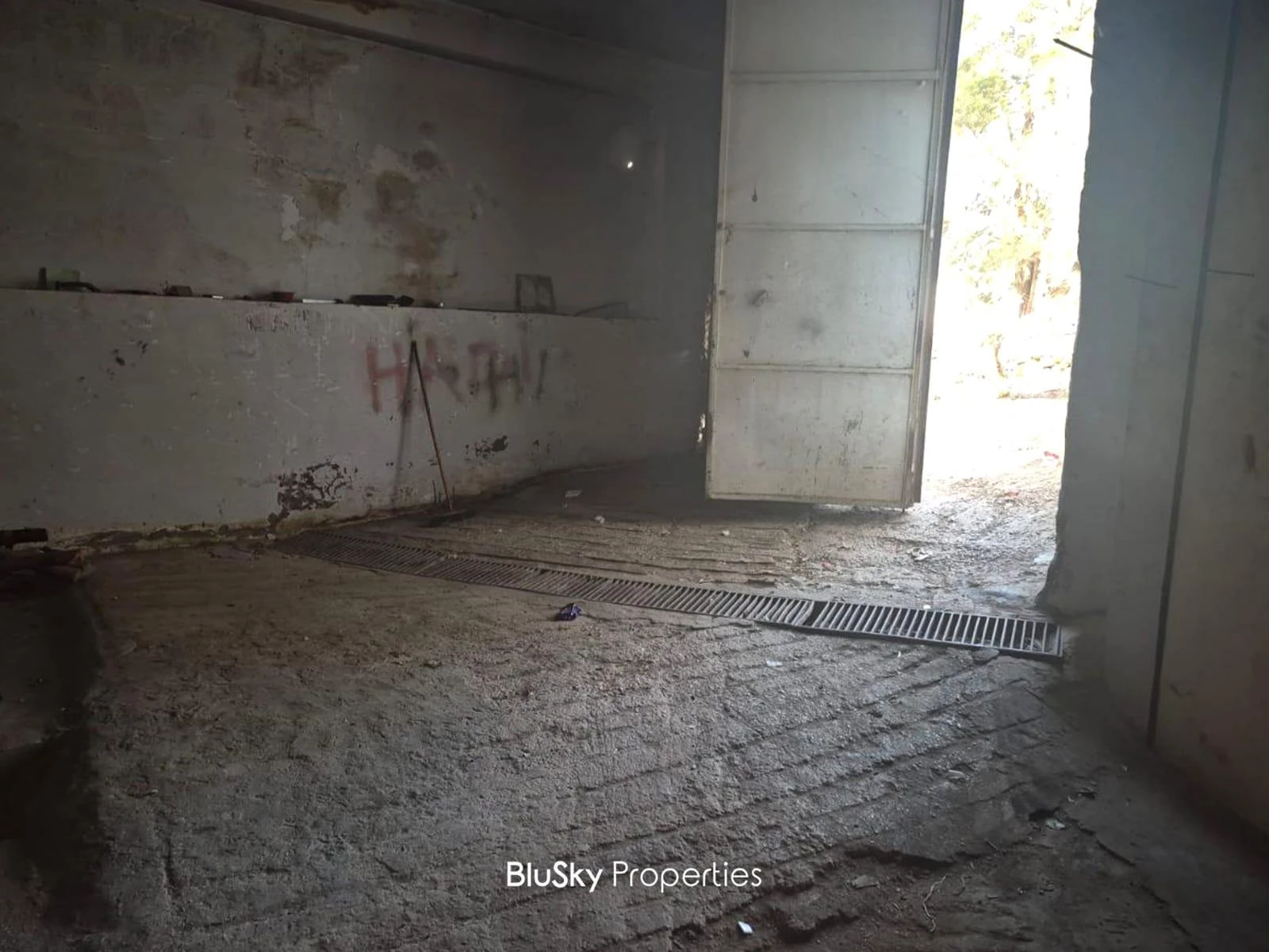 Warehouse 800m² for Rent in Mkalles — الصورة 3