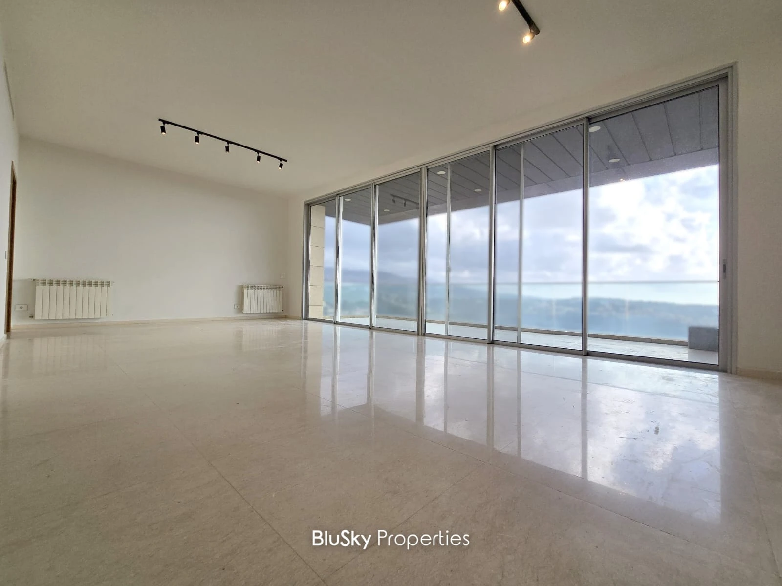 Apartment 250m² with Garden for Rent in Monteverde