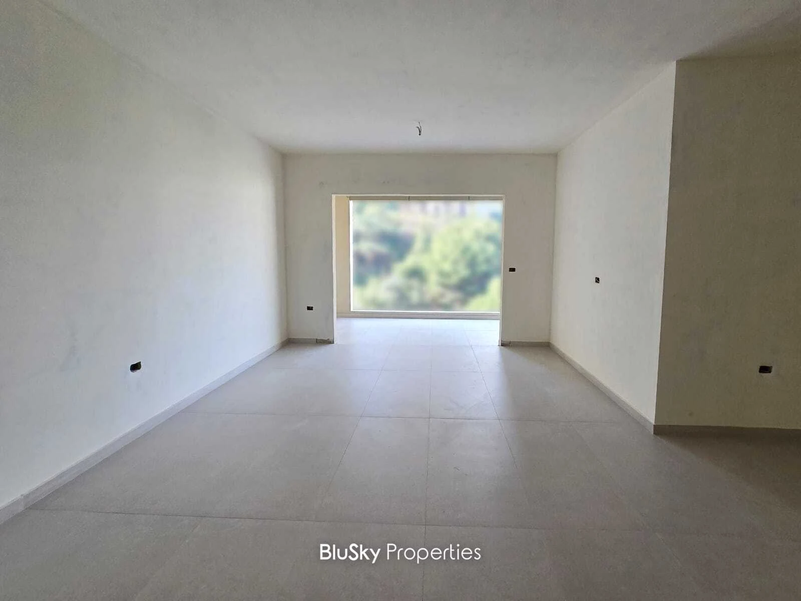 Apartment 108m² Balcony for Sale in Mar Roukoz