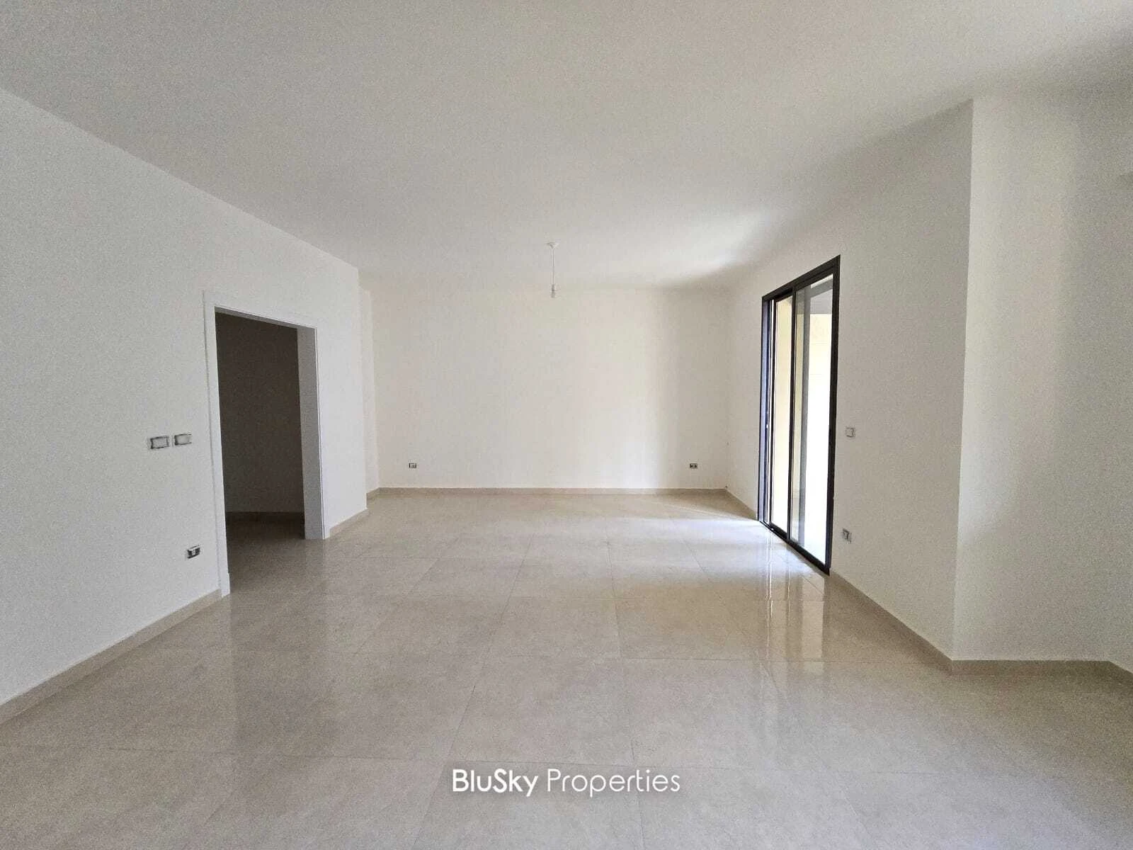 Apartment 175m² Balcony for Sale in Mar Roukoz — photo 2