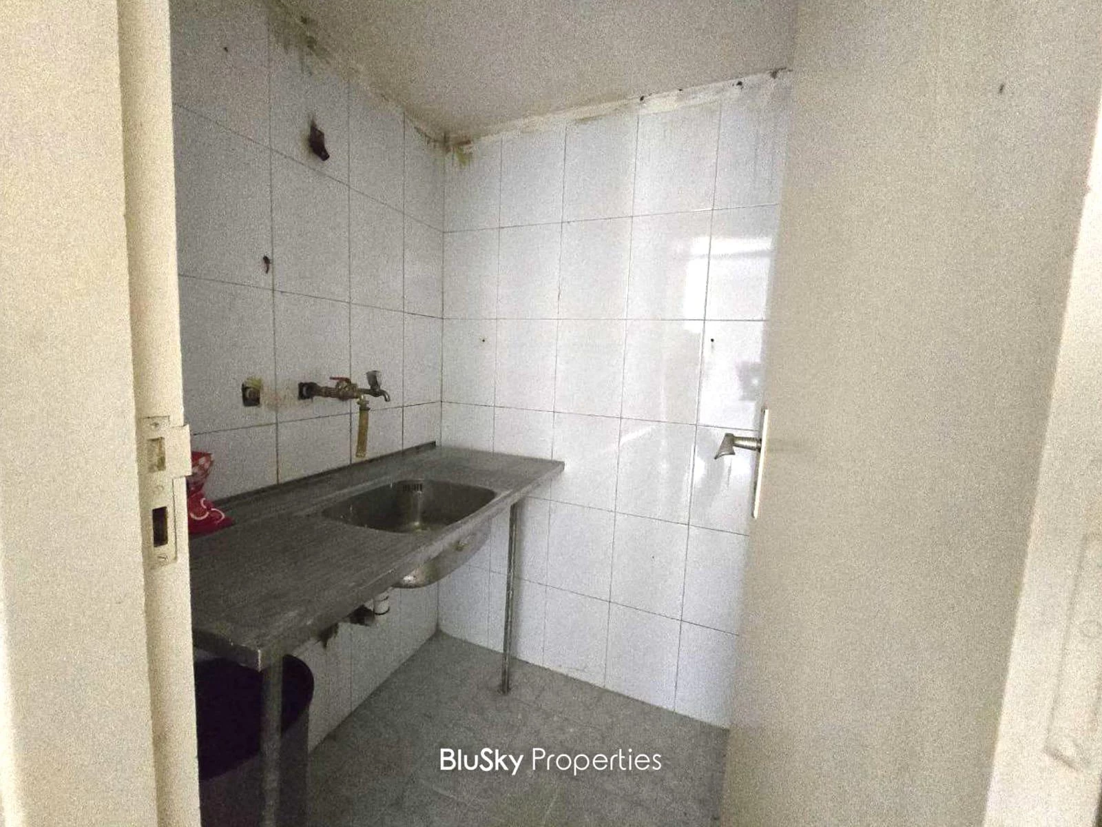 Warehouse 400m² for Sale in Mar Roukoz — photo 4