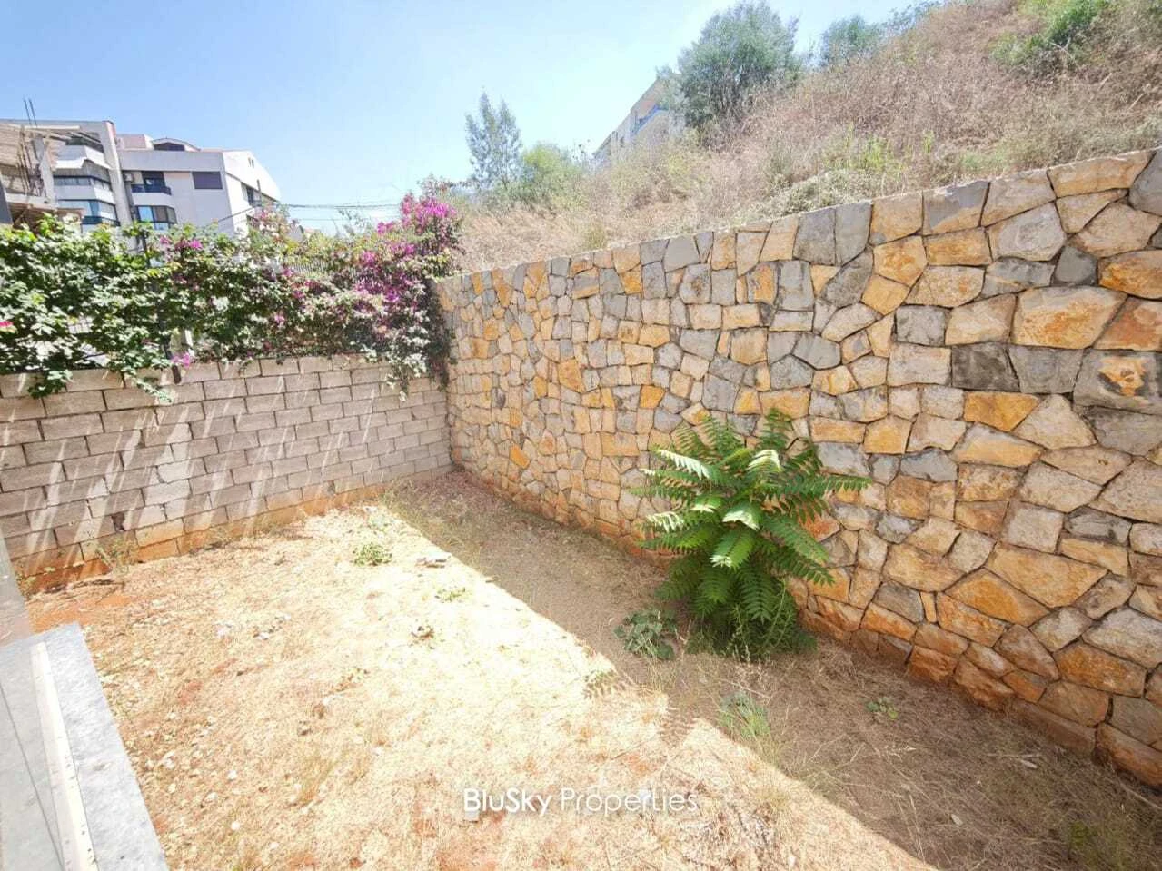 Apartment 210m² Garden for Sale in Mtayleb — photo 2