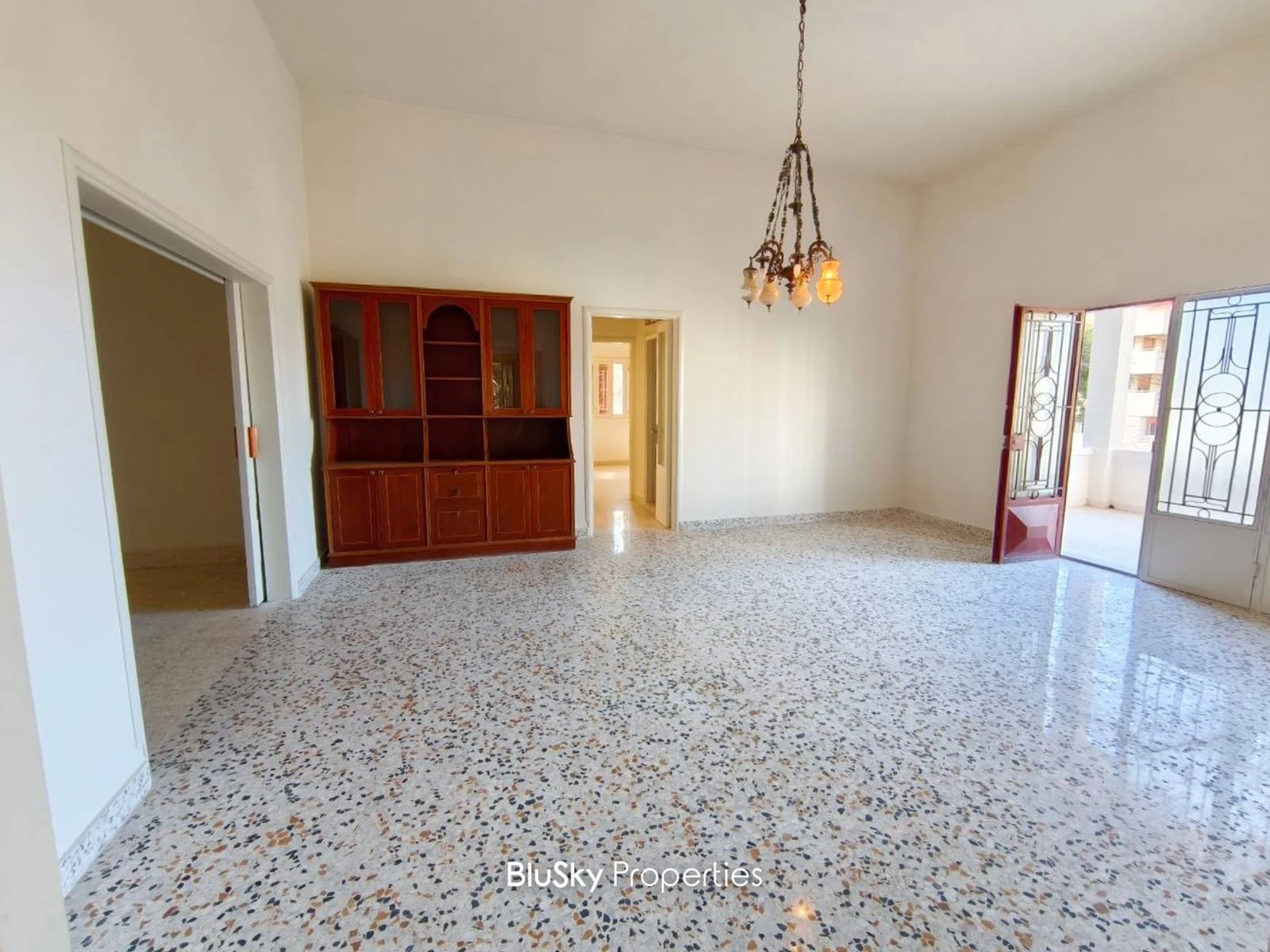 Apartment 250m² for Rent in Mtaileb
