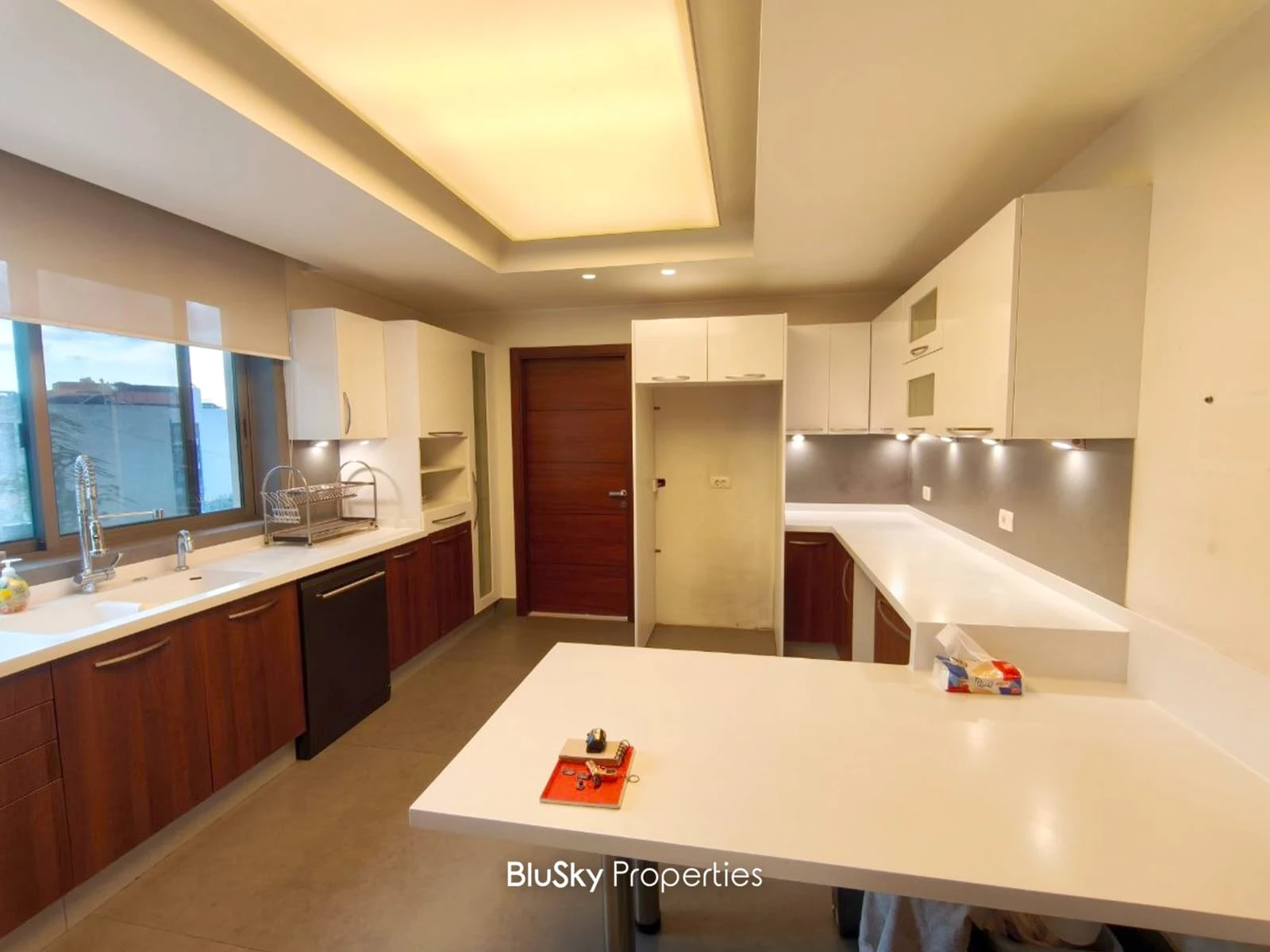 Apartment 285m² with Terrace for Sale in Mtayleb — الصورة 3