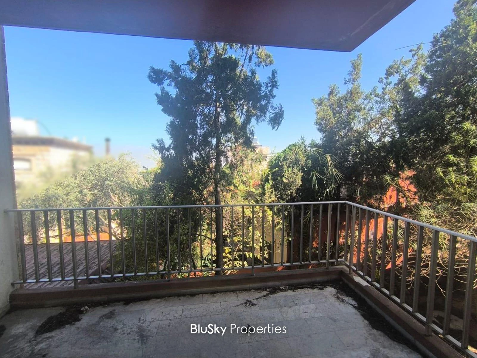 Apartment 135m² Balcony for Sale in Mazraet Yachouh