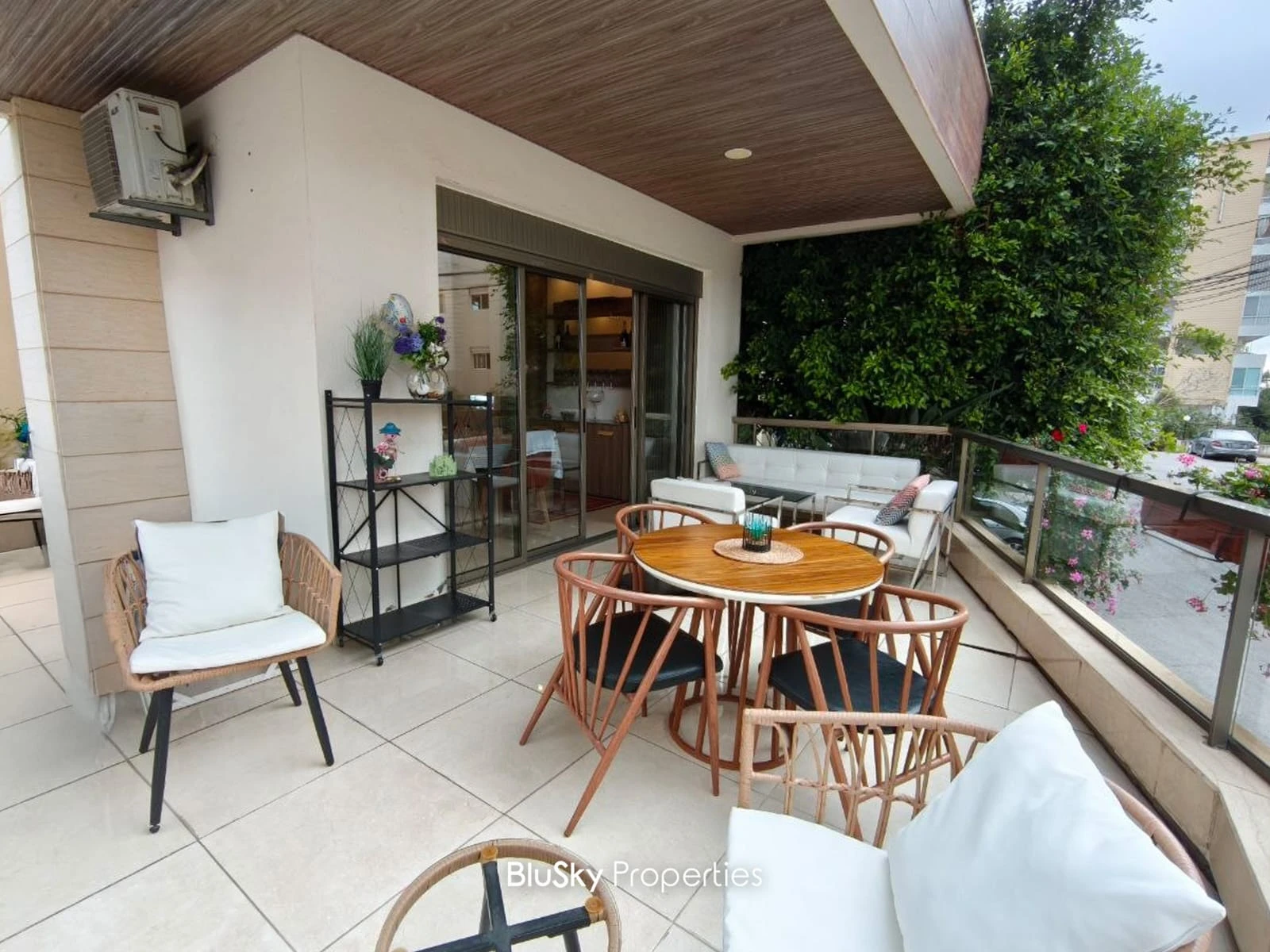 Apartment 160m² with Terrace for Sale in Mazraat Yachouh — photo 2