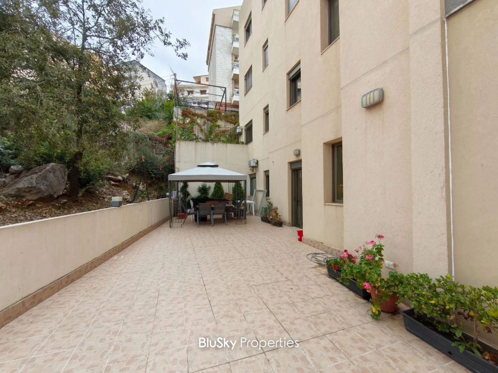 Apartment 160m² with Terrace for Sale in Mazraat Yachouh — photo 3