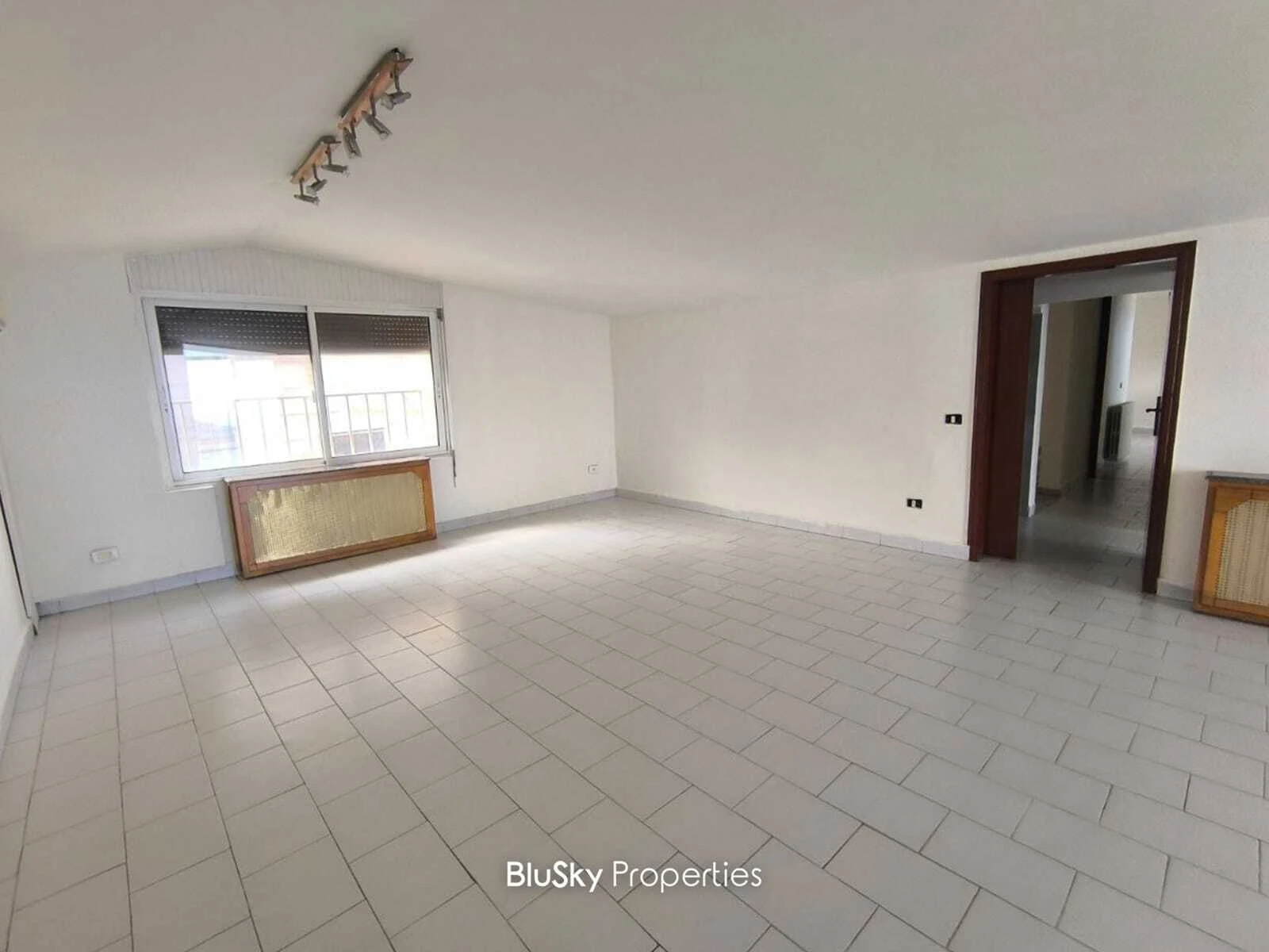 Apartment 160m² Sea View for Sale in Mazraet Yachouh — photo 2