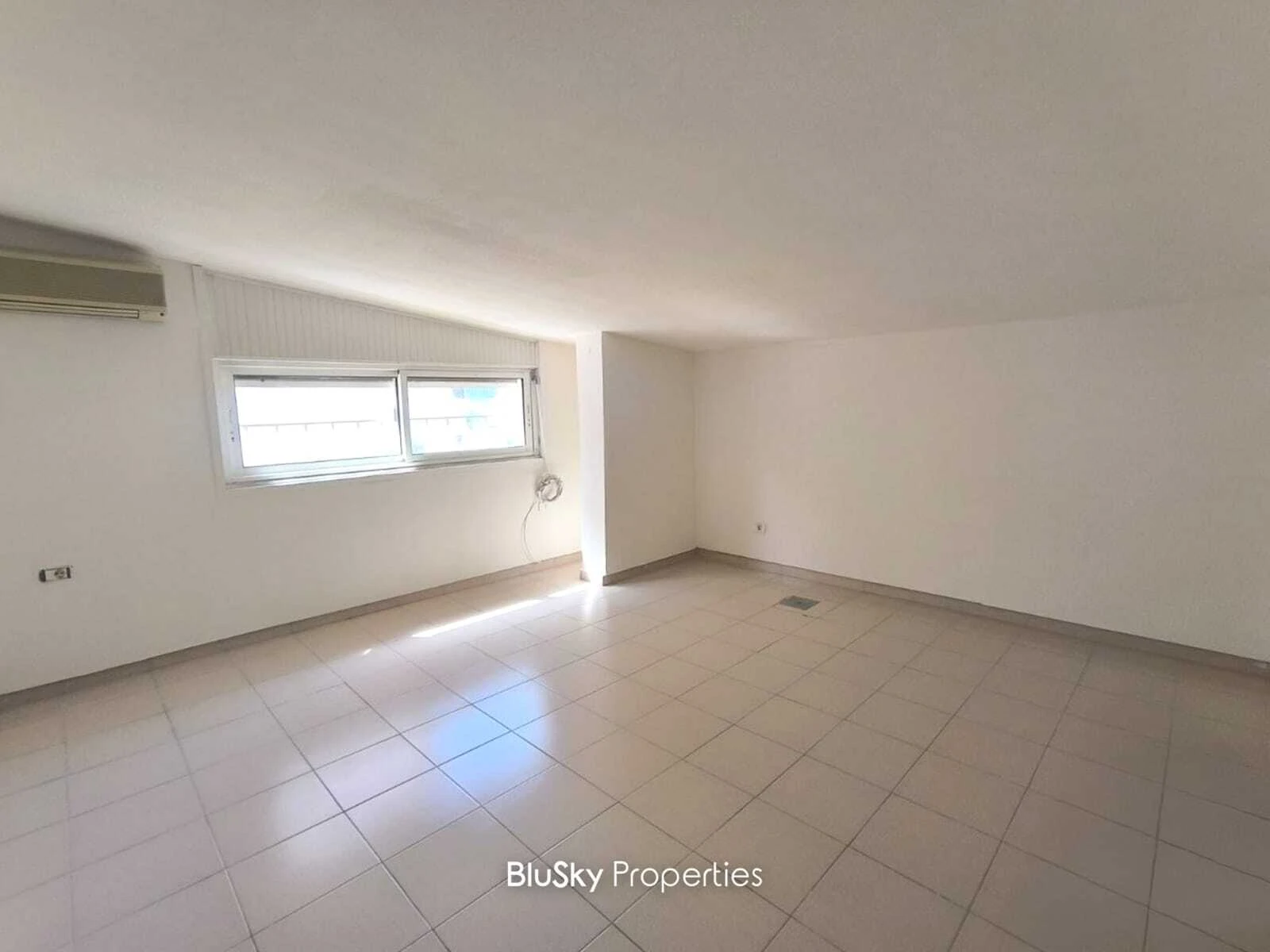 Apartment 160m² Sea View for Sale in Mazraet Yachouh — photo 5
