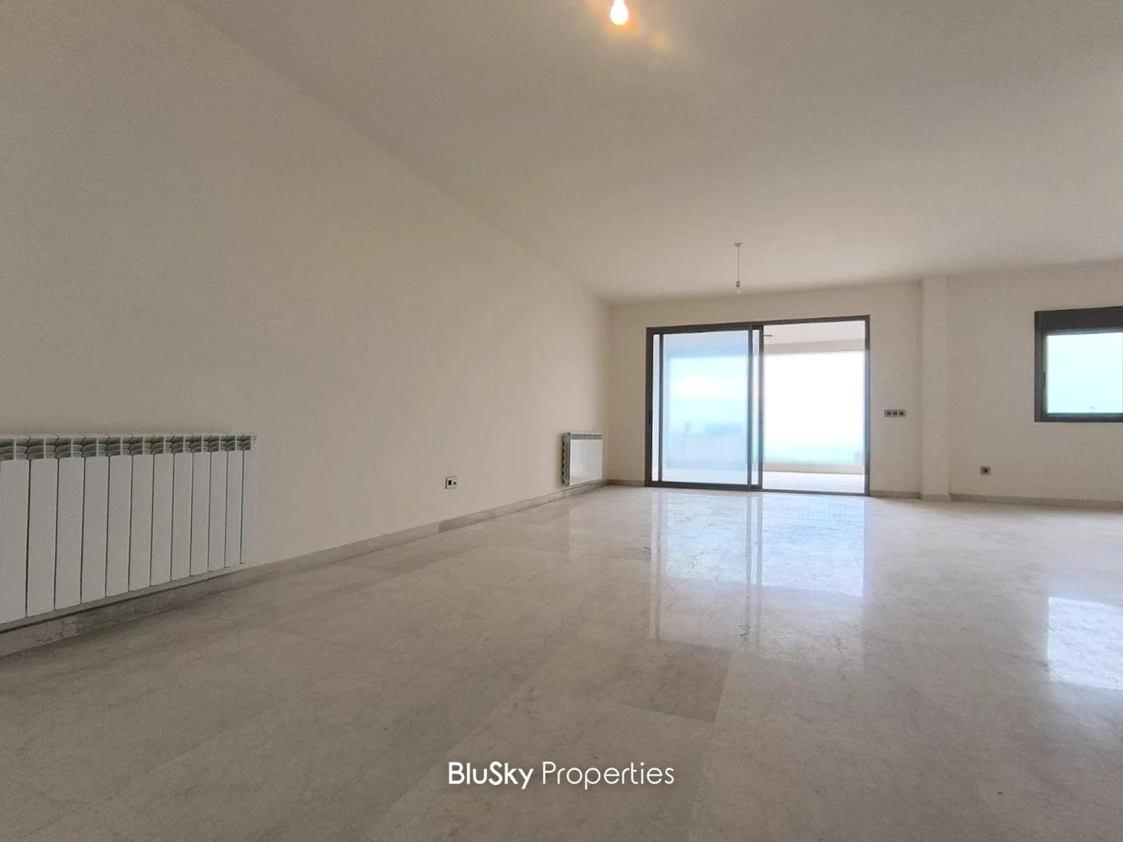 Apartment 190m² with Sea View for Rent in Mazraet Yachouh