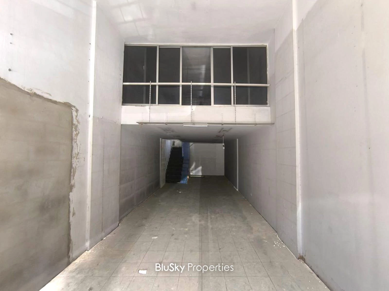 Shop 230m² Triplex for Sale in Mazraet Yachouh