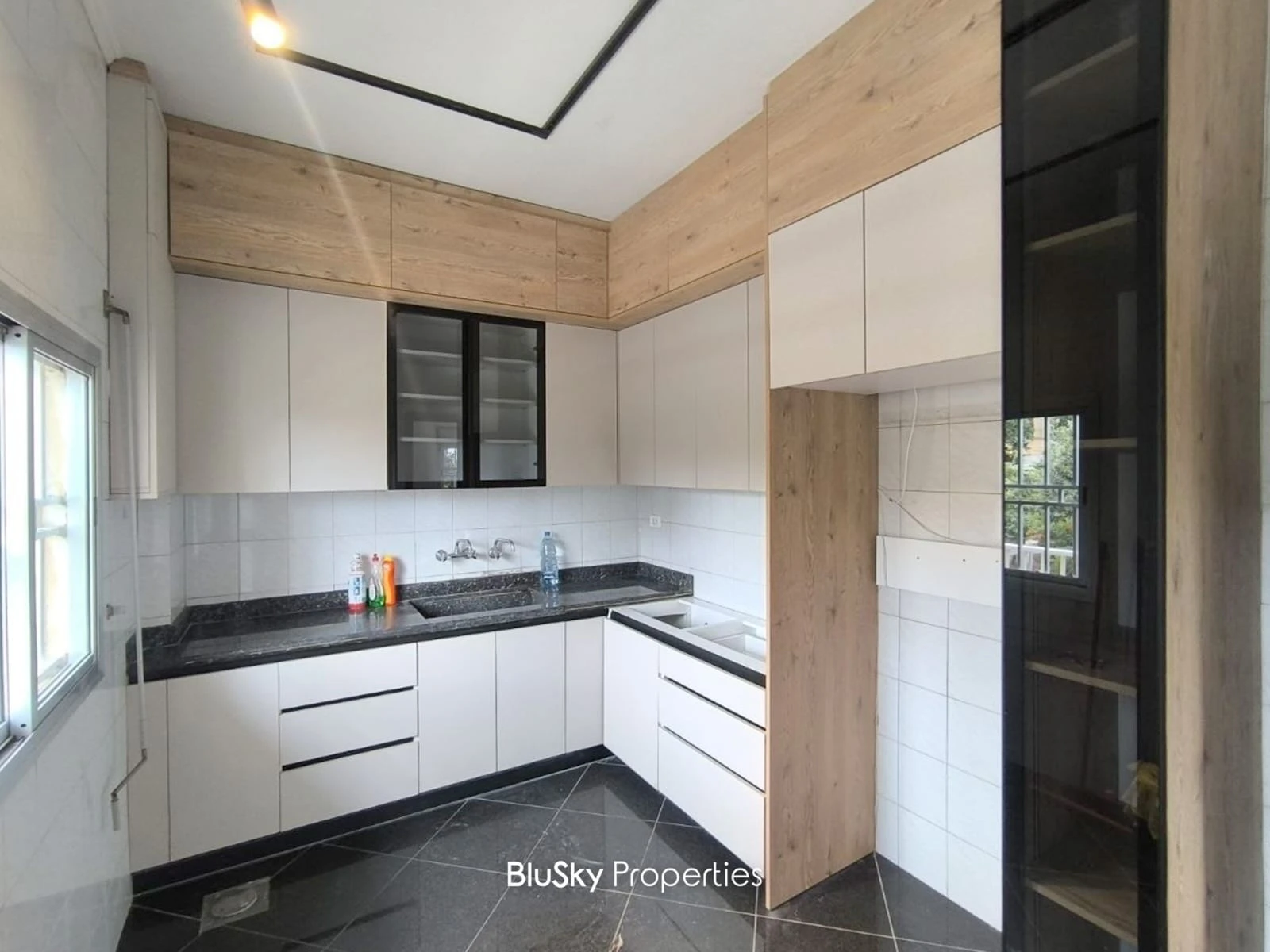 Apartment 280m² for Rent in Mazraet Yachouh — الصورة 5
