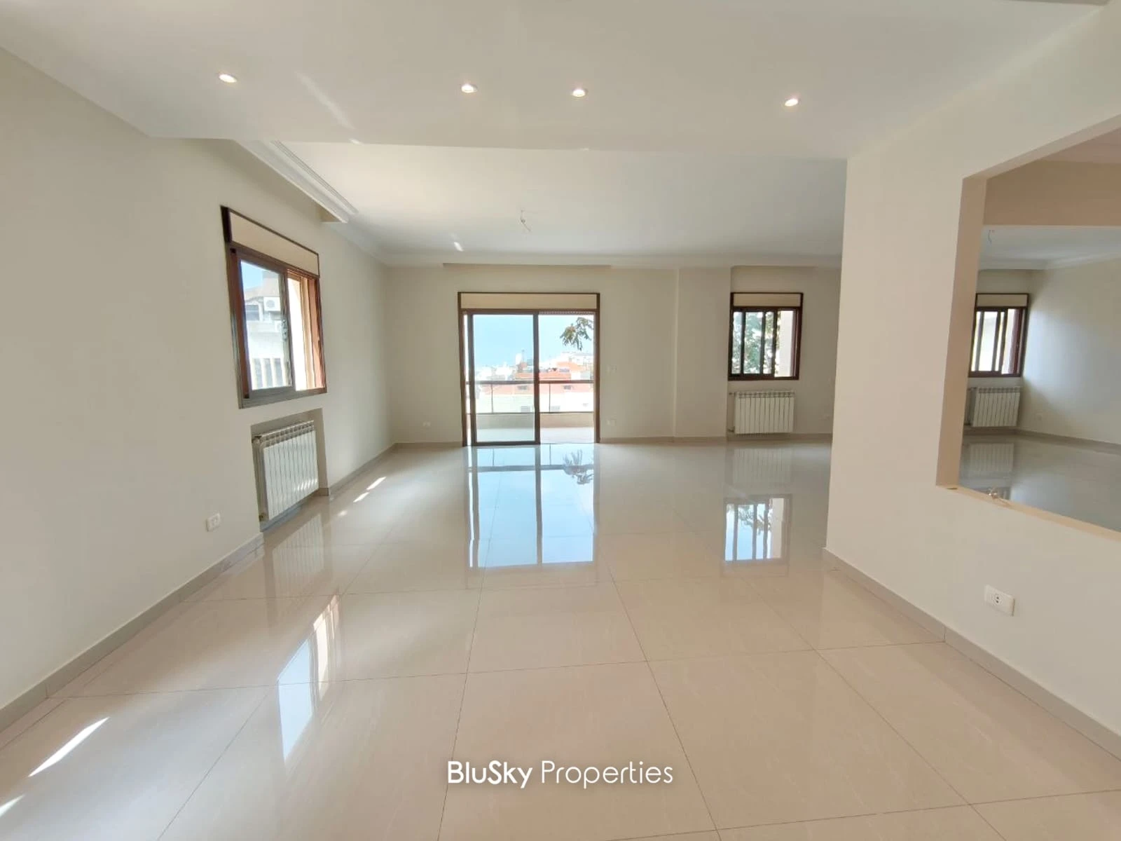 Apartment 325m² with Terrace for Rent in Mazraet Yachouh