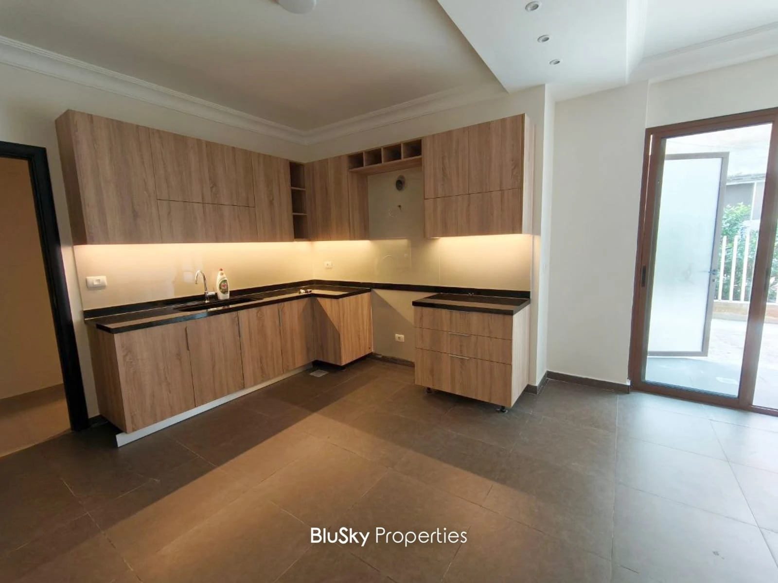 Apartment 325m² with Terrace for Rent in Mazraet Yachouh — الصورة 4