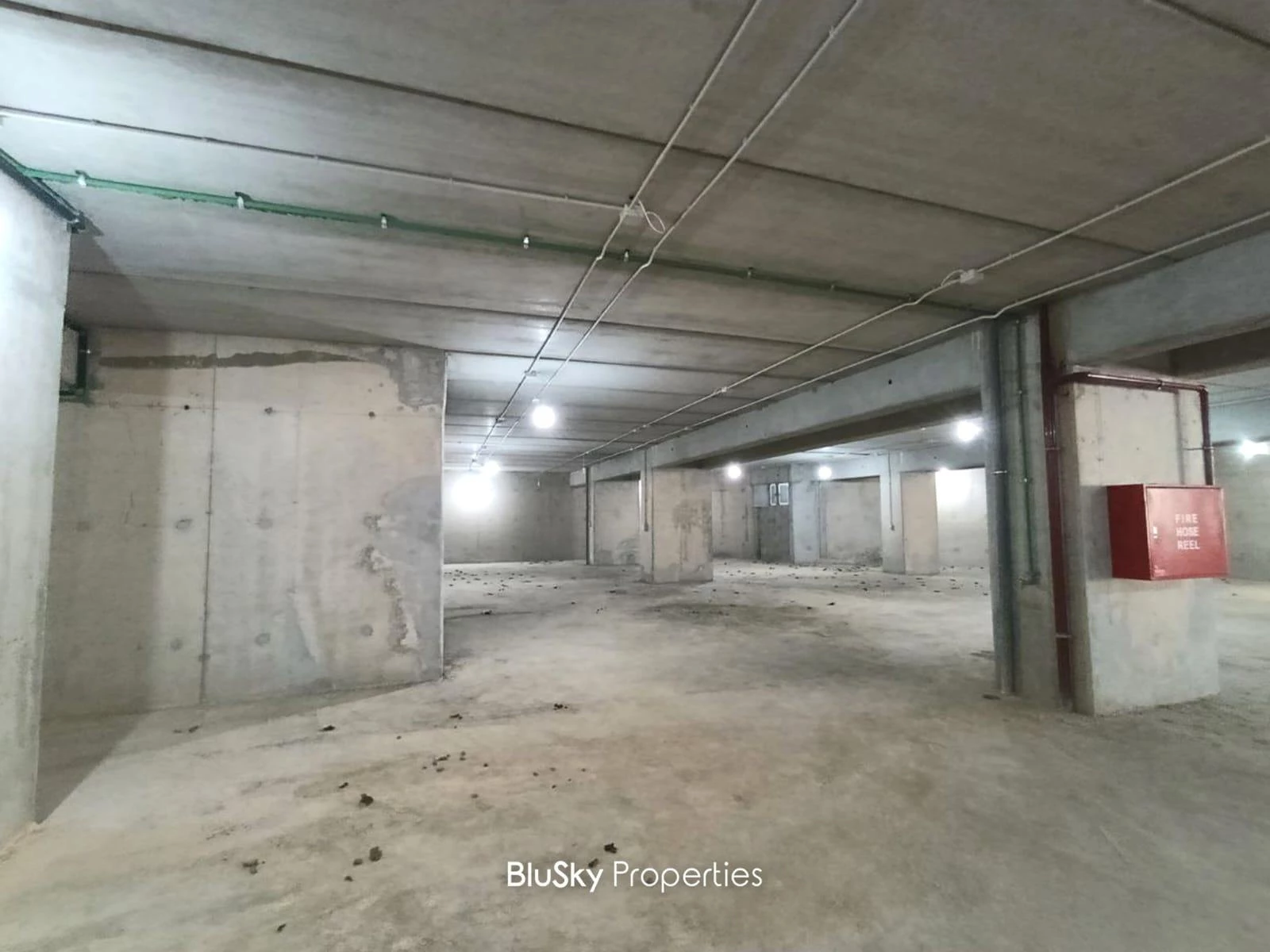 Warehouse 1,000m² for Rent in Naher Ibrahim