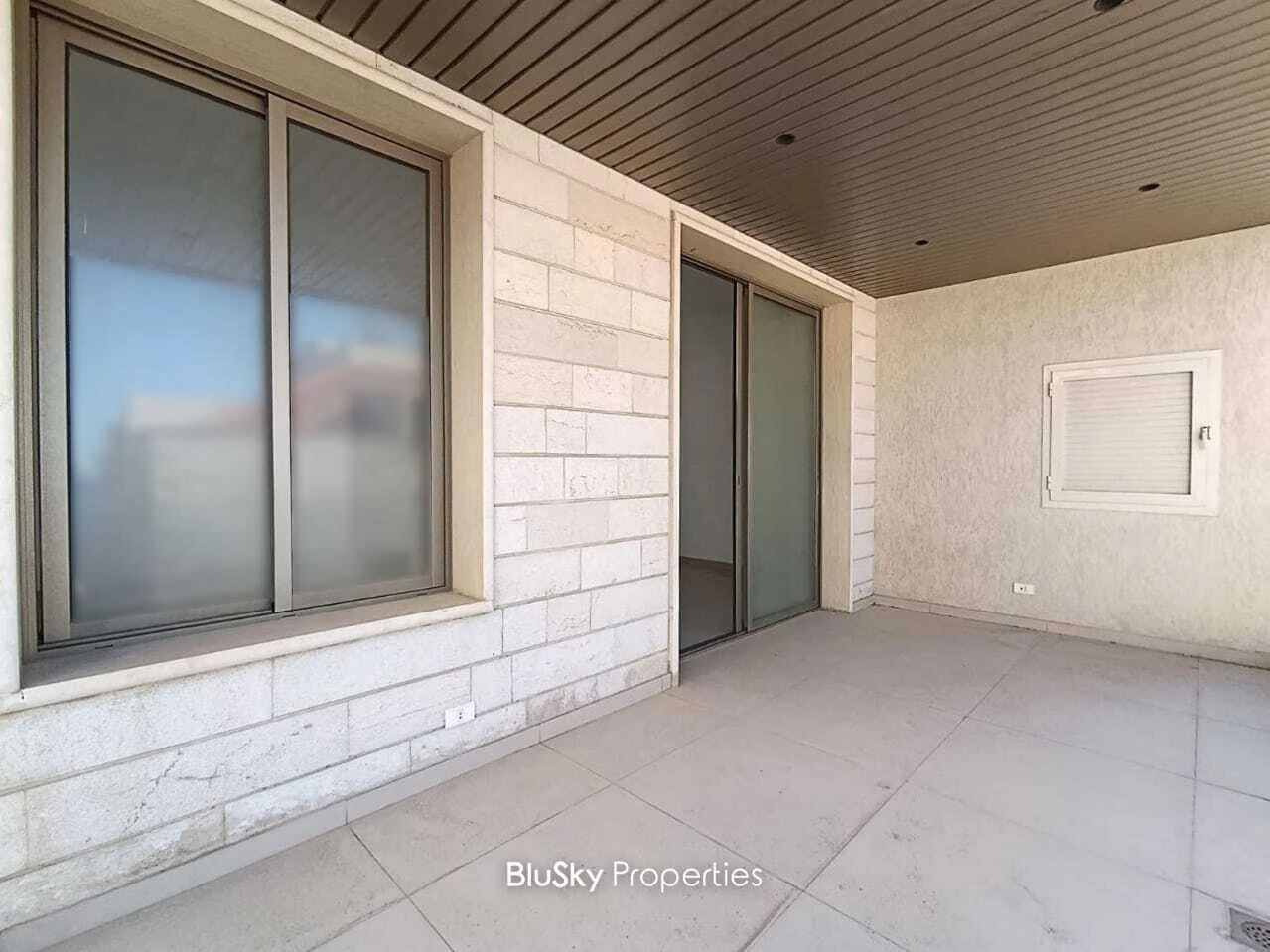 Apartment 162m² Garden for Sale in Okaibe — photo 2