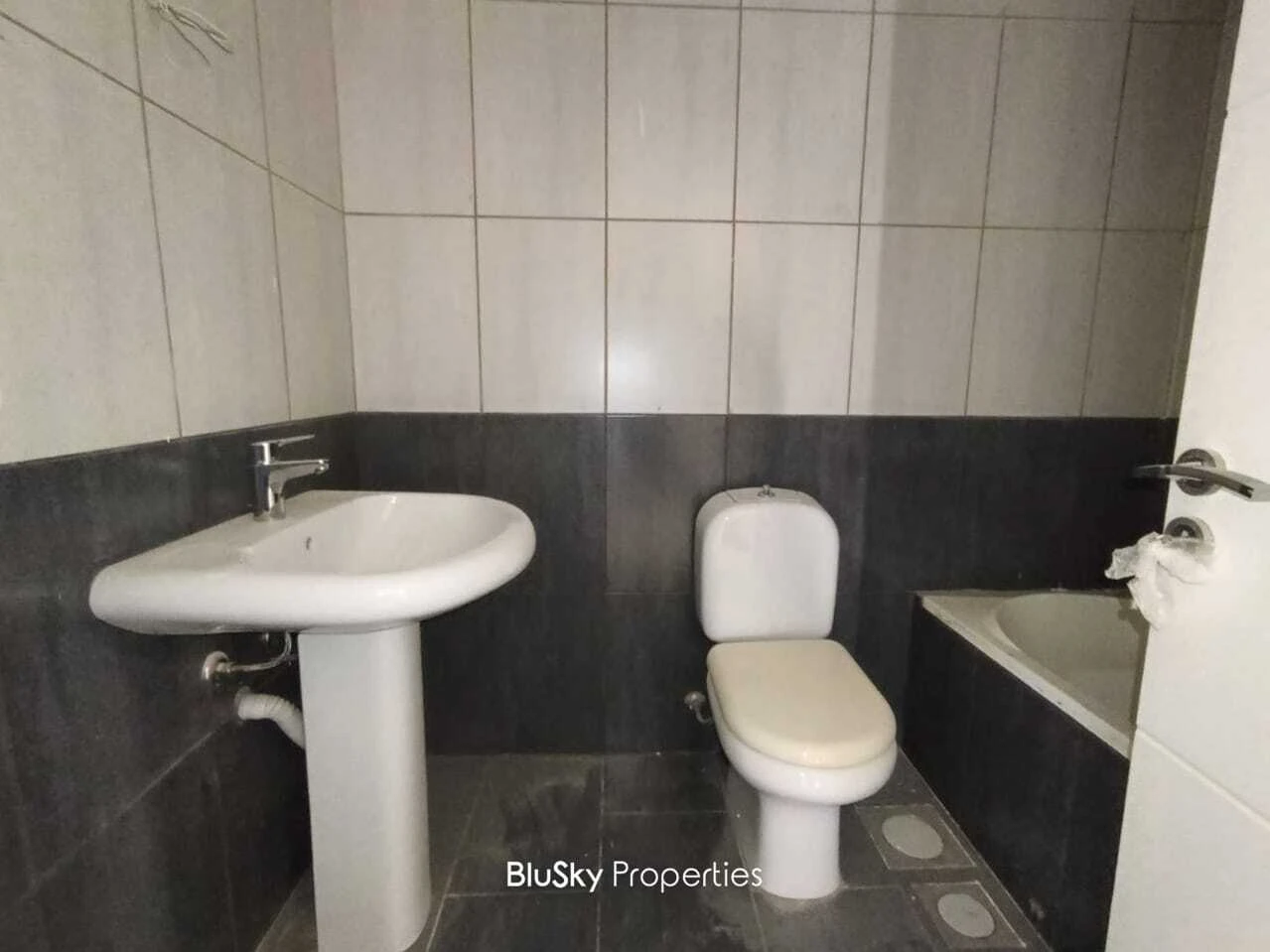 Apartment 162m² Garden for Sale in Okaibe — photo 5