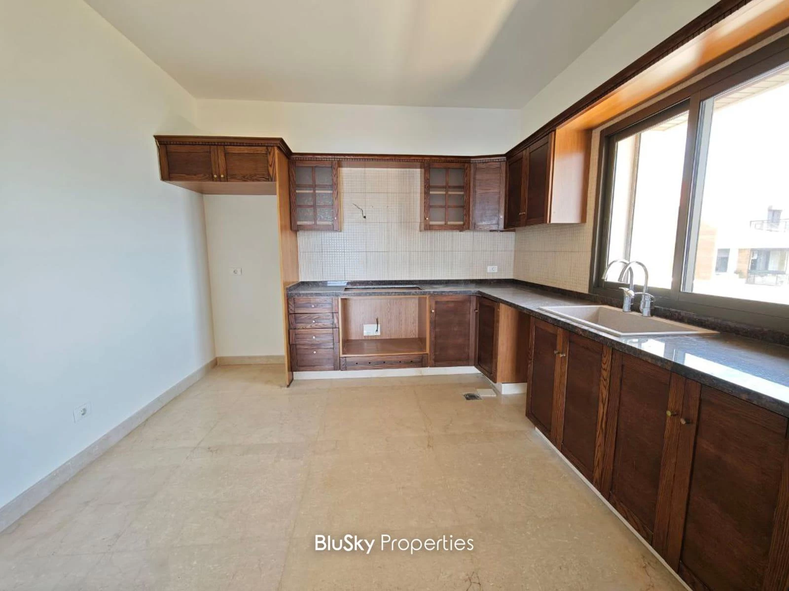 Apartment 220m² for Rent in Ouyoun — الصورة 4