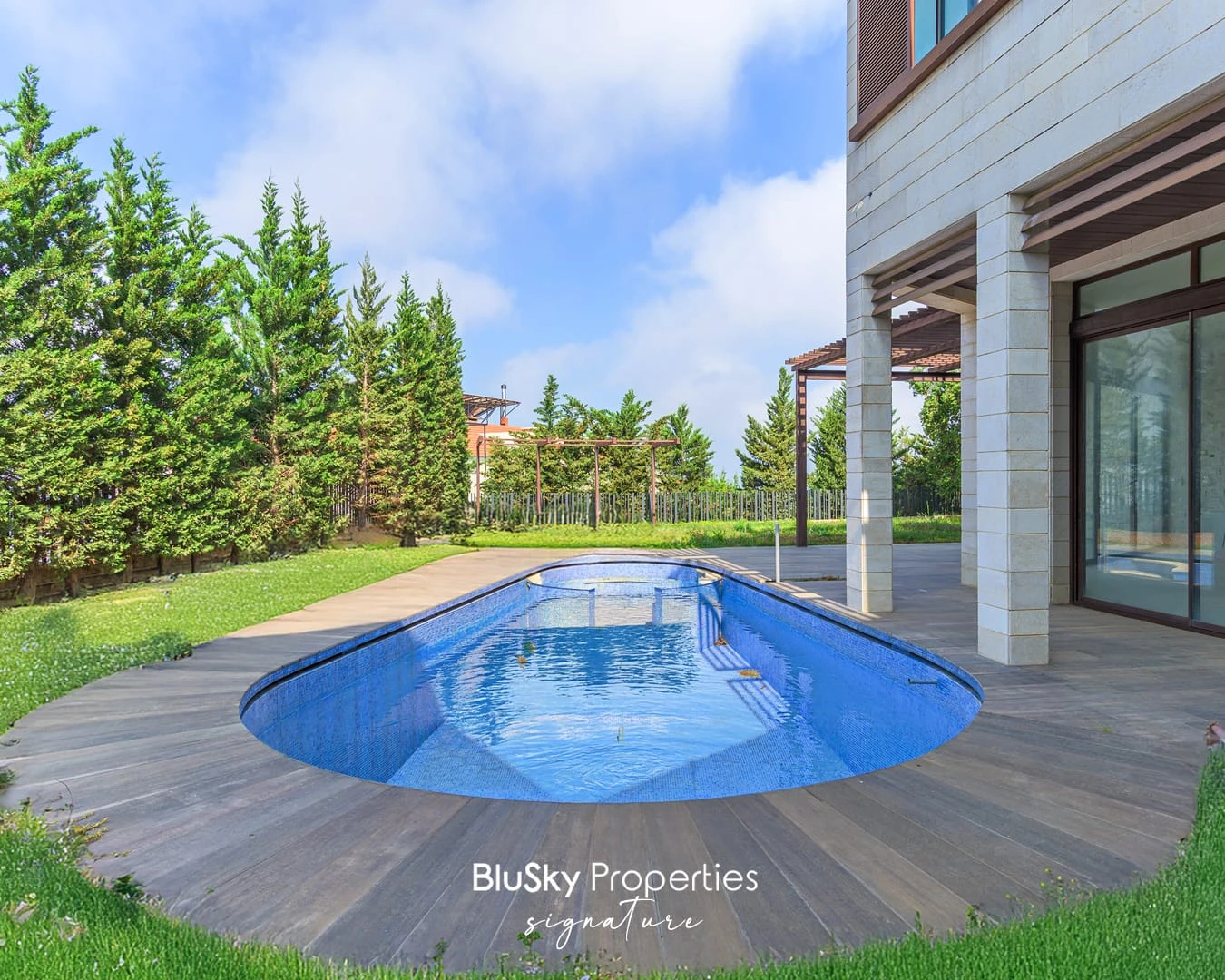 Villa 1,200m² with Garden for Sale in Qonnabet Broumana